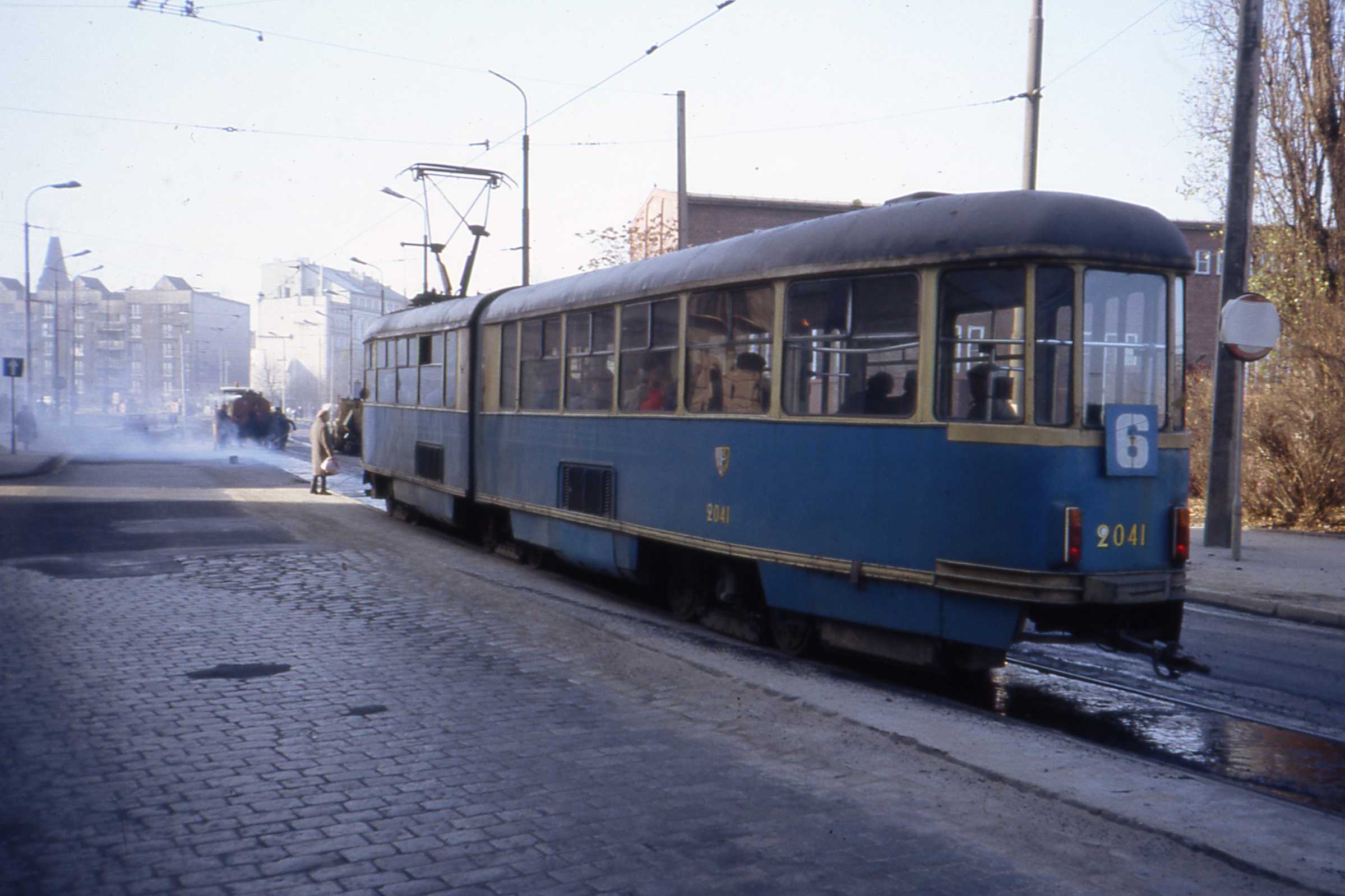 File:Tar spraying, Wrocław, Konstal 102Na tram nr 2041,November 1989 ...