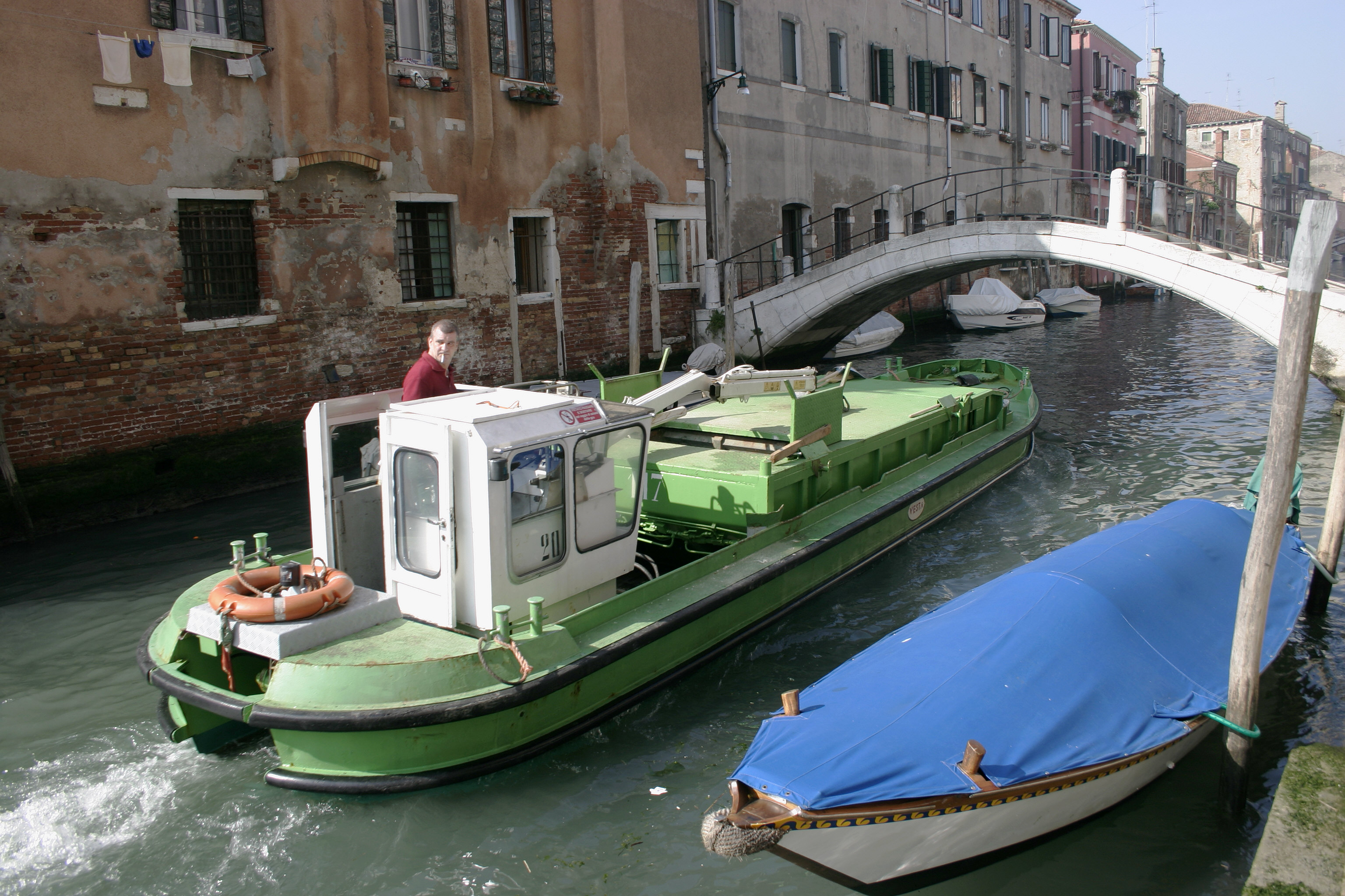 File:Venice - Garbage transport (4-4).jpg - Wikimedia Commons