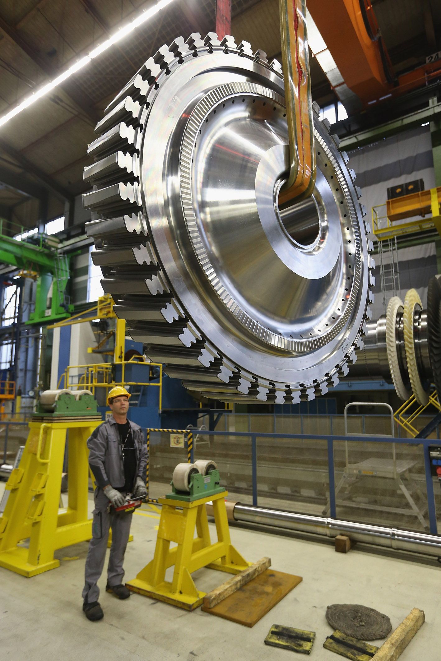 A worker with a disc for a gas turbine at the Siemens gas turbine ...