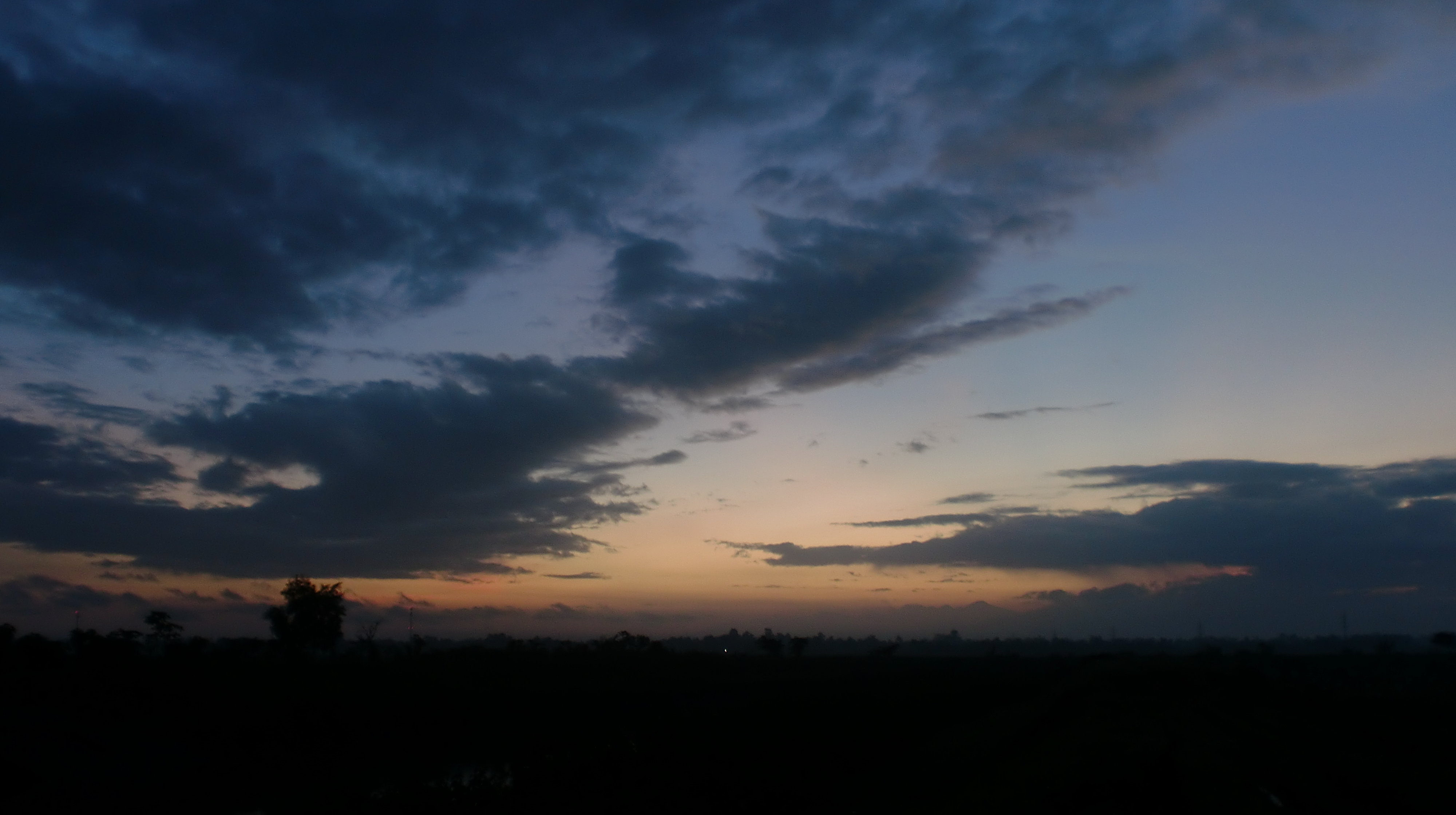 File:Cloudy Twilight.JPG - Wikimedia Commons