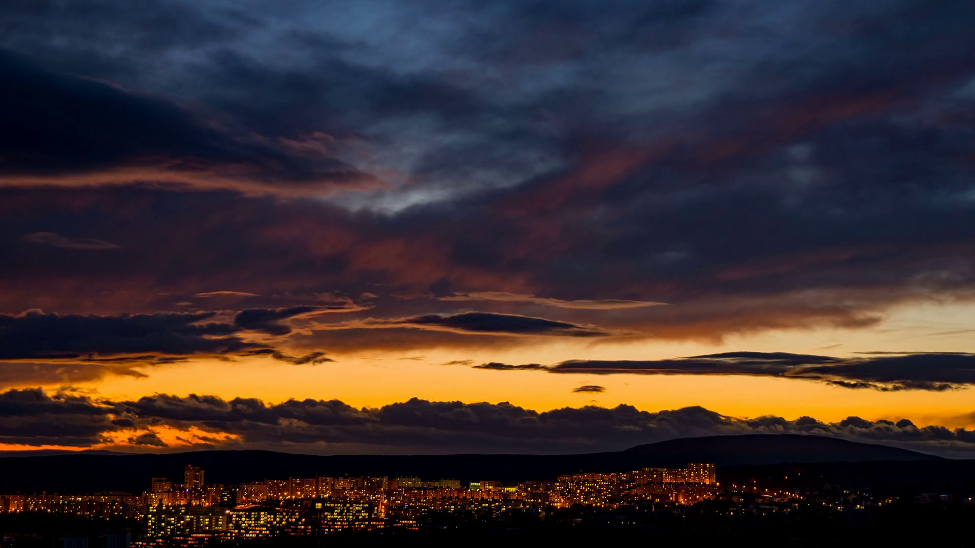 Twilight sky after sunset, Clouds moving over the city, Timelapse ...