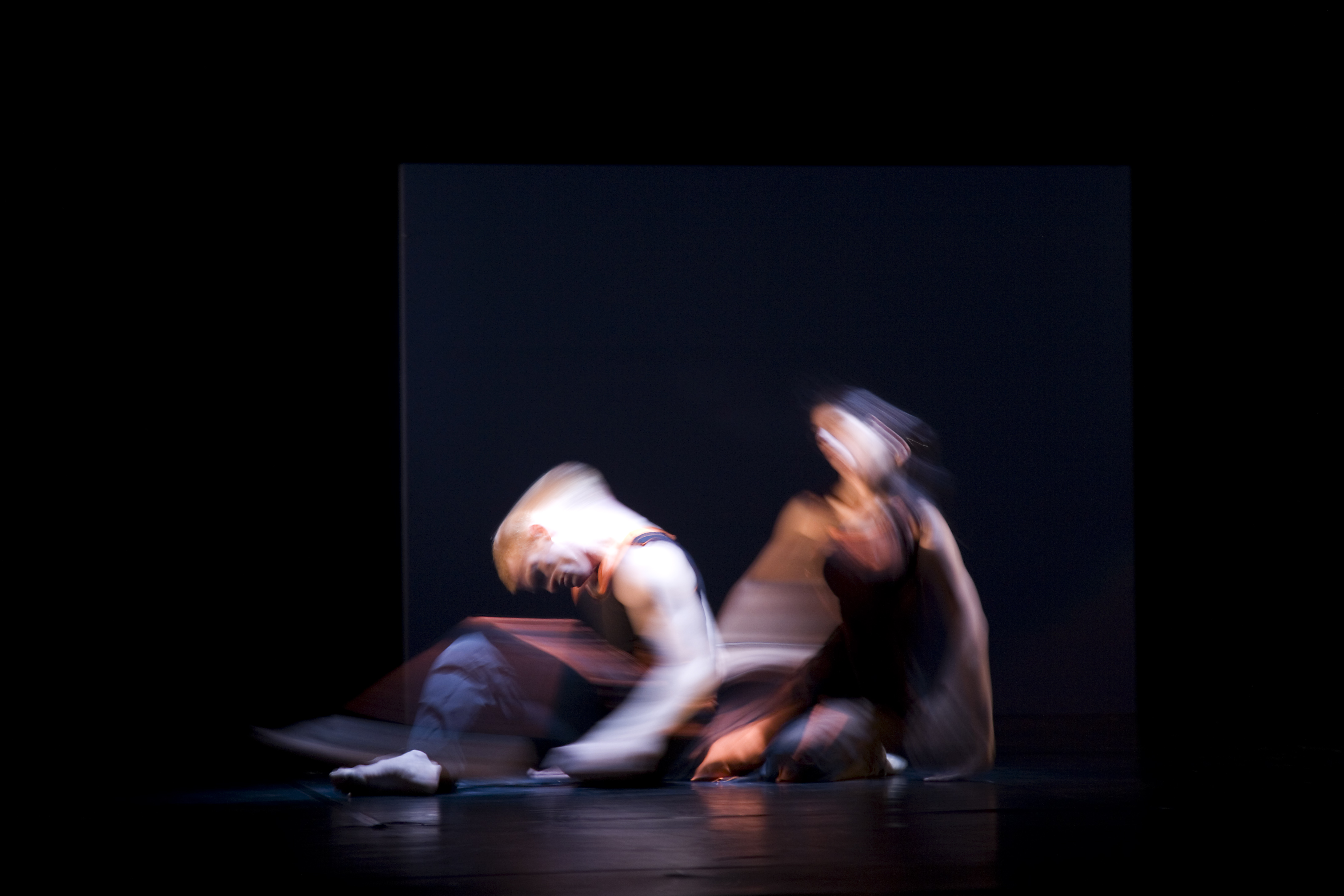 File:Munich - Two dancers captured in blurred movement - 7816.jpg ...