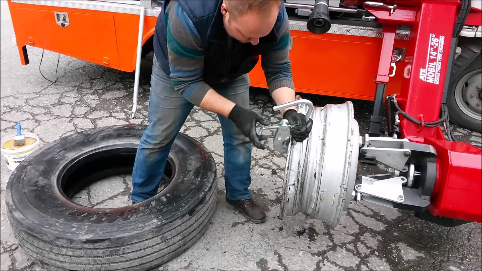 Mobile Workshop Systems by Alura Trailer - Tyre Changer - YouTube