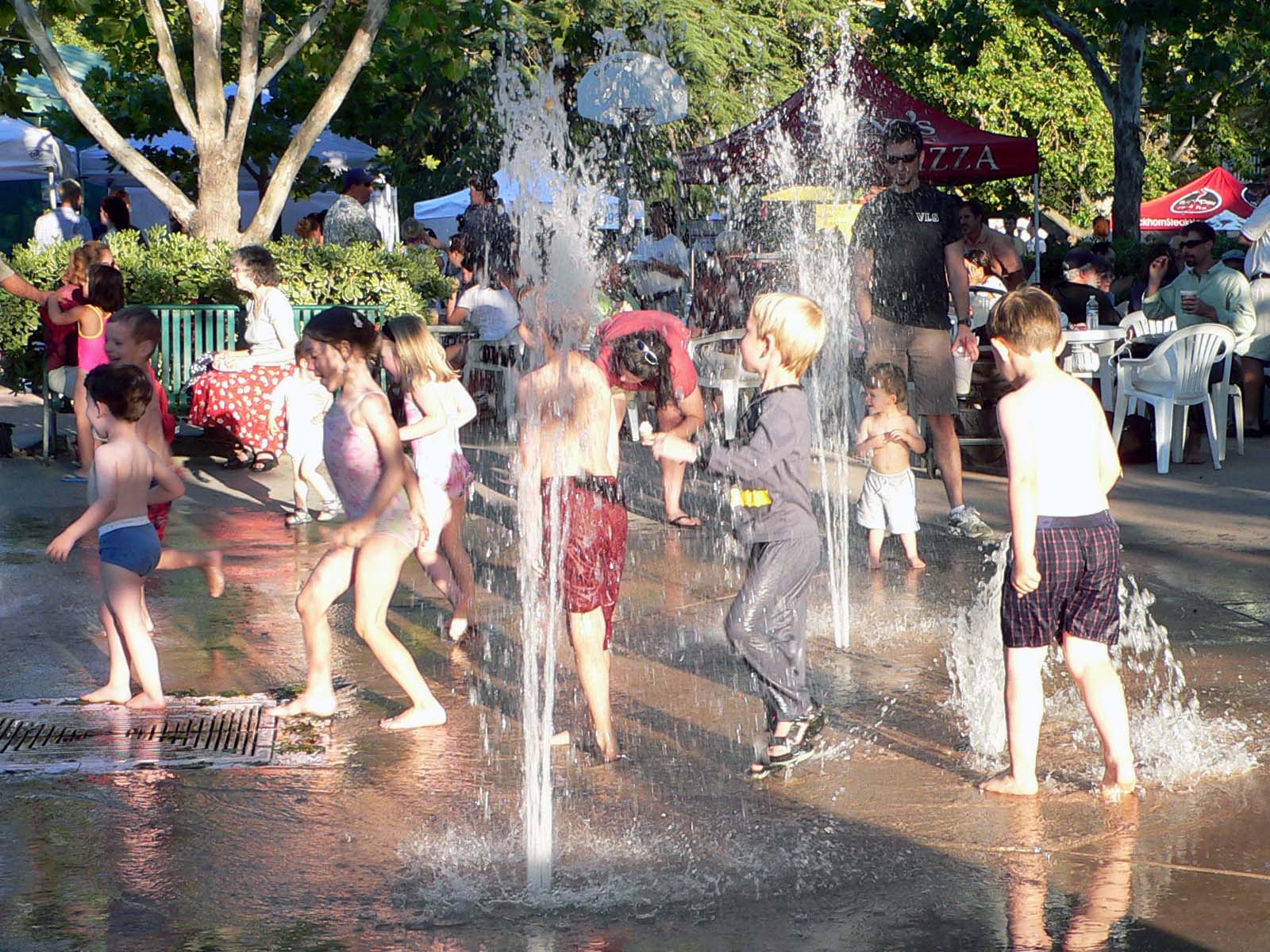 File:Fountain Fun.jpg - Wikimedia Commons