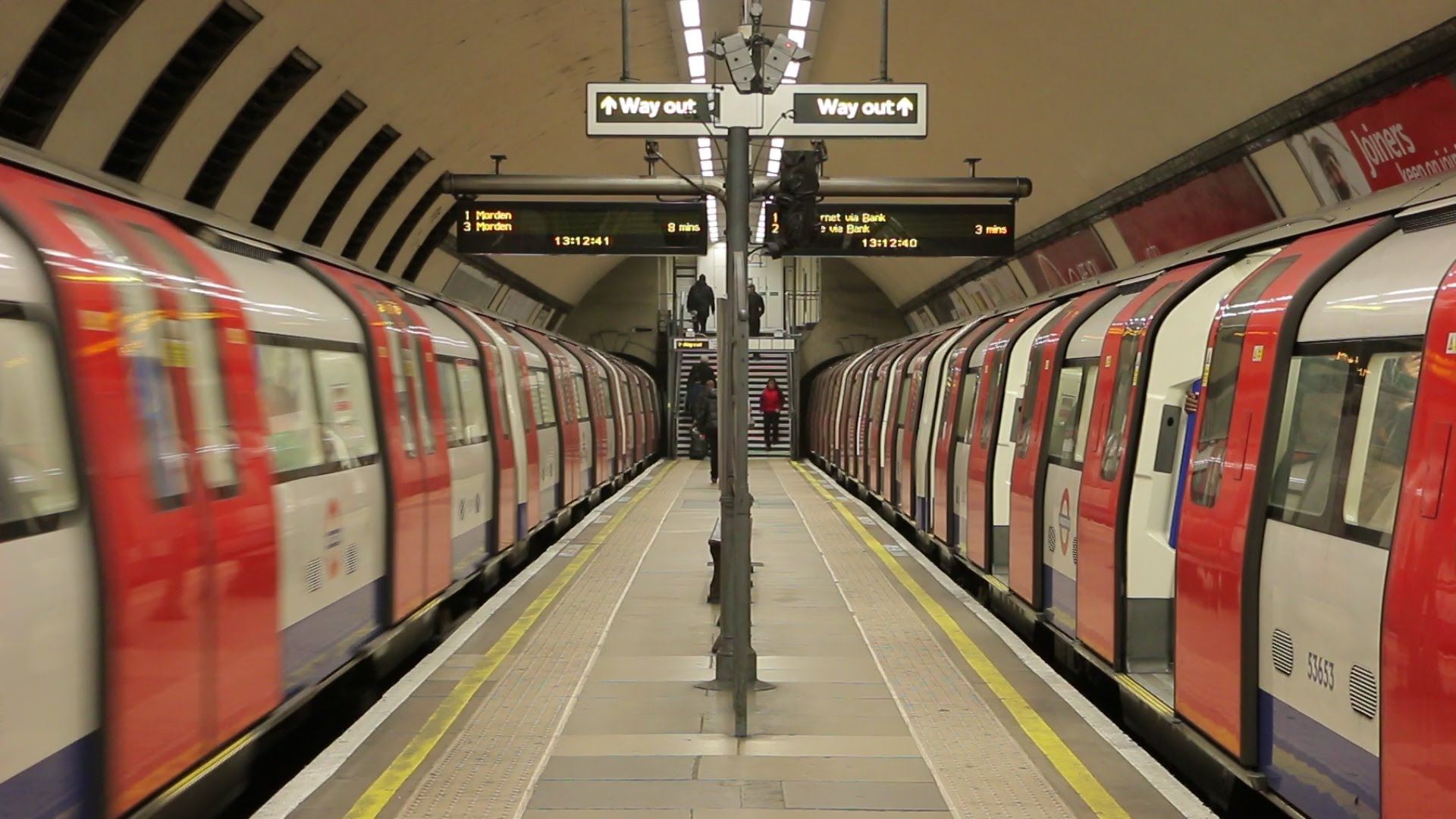 London Underground: Narrow Platform at Clapham North Station - YouTube