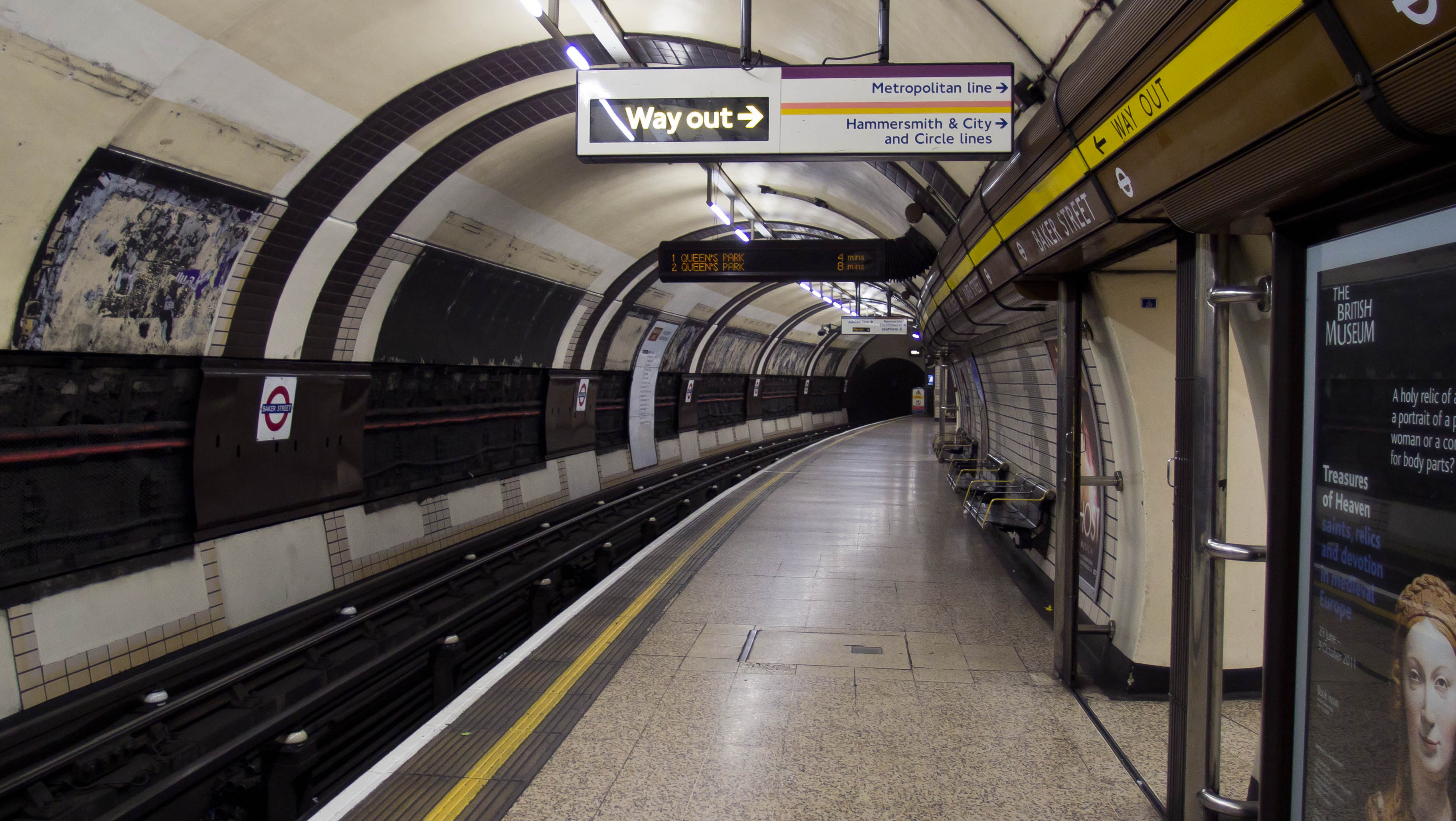 File:Bakerloo line platform Baker Street Underground Station.jpg ...