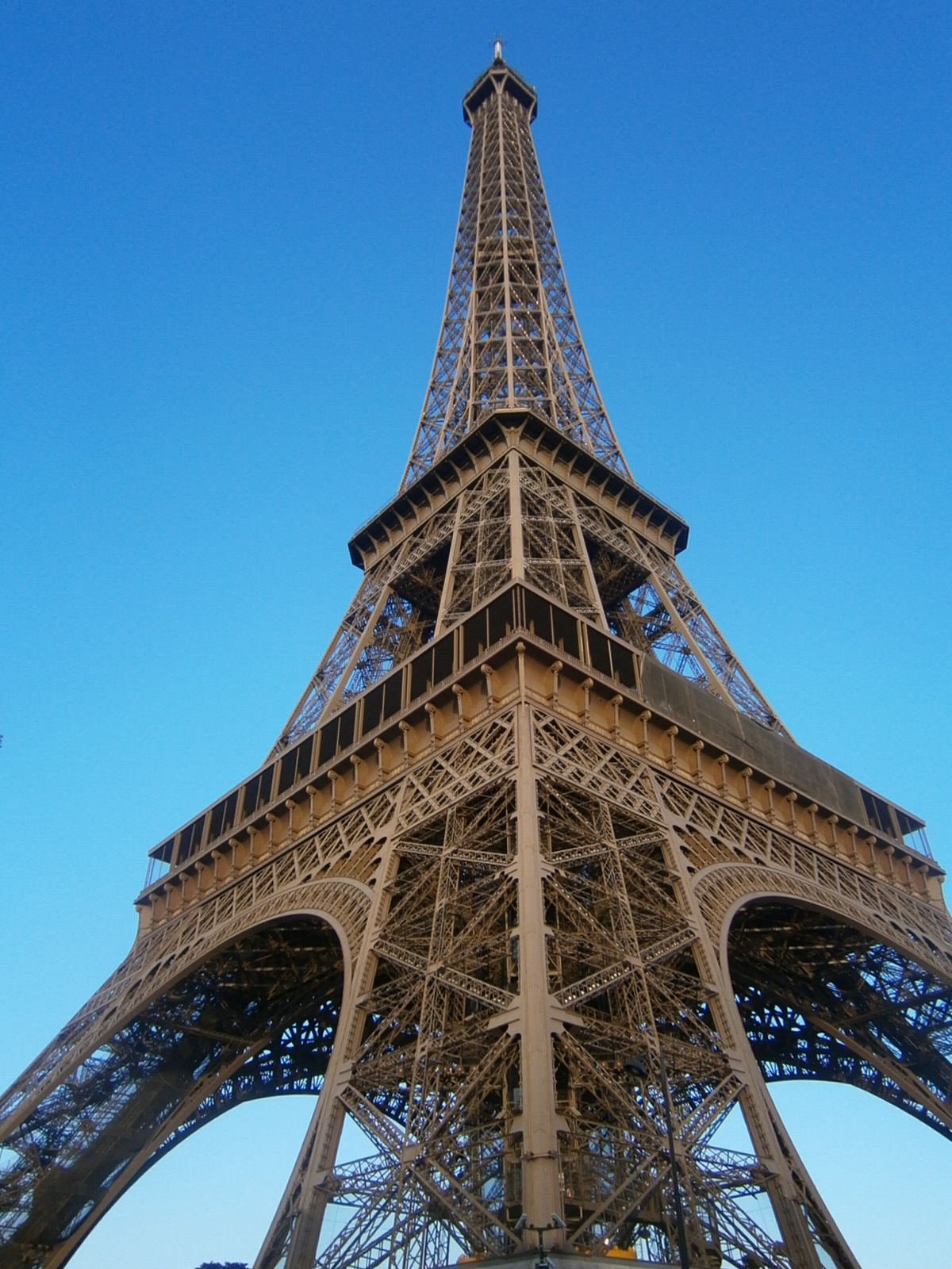 File:Eiffel tower underview.JPG - Wikimedia Commons