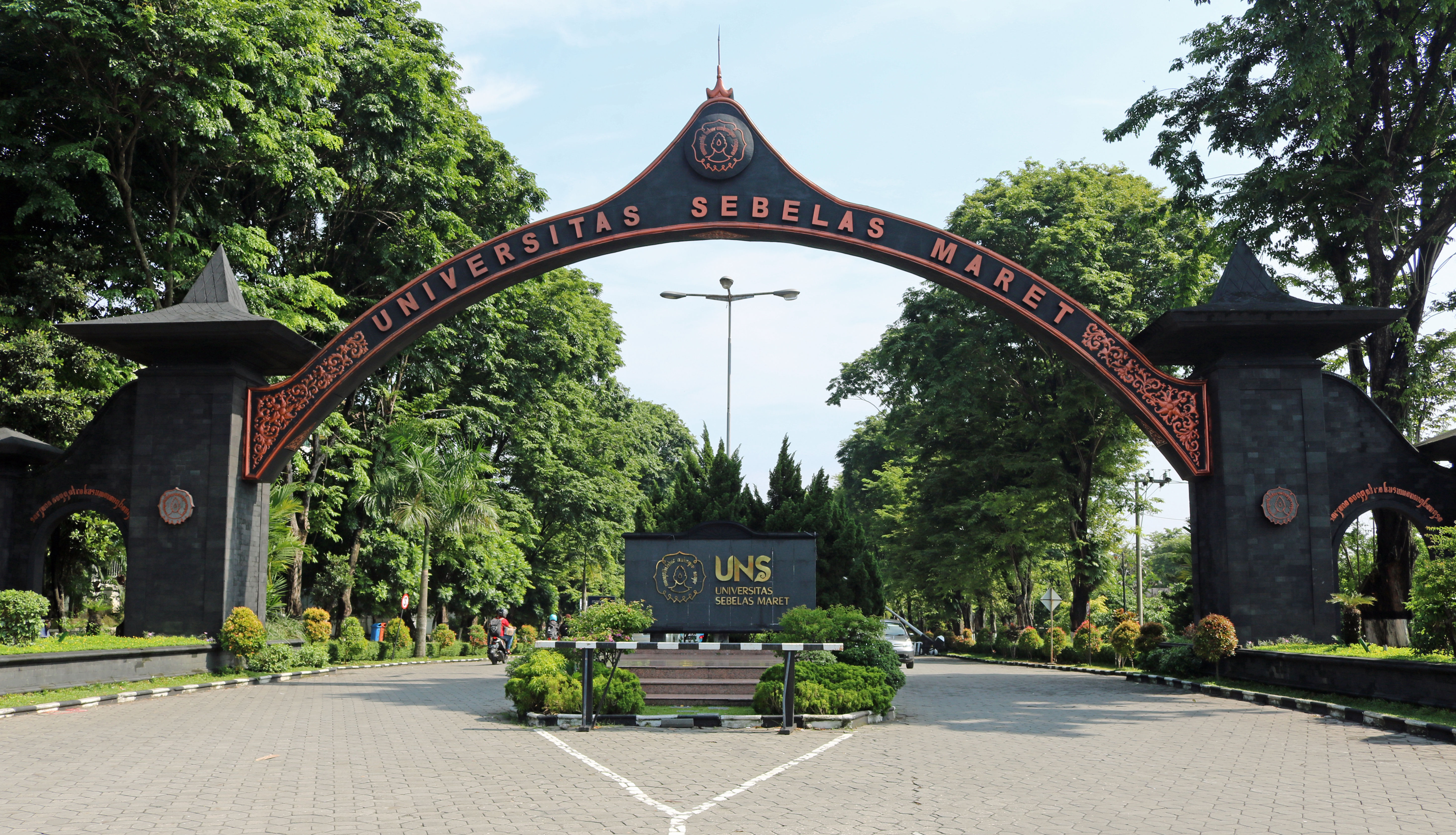 File:Sebelas Maret University entrance gate.JPG - Wikimedia Commons