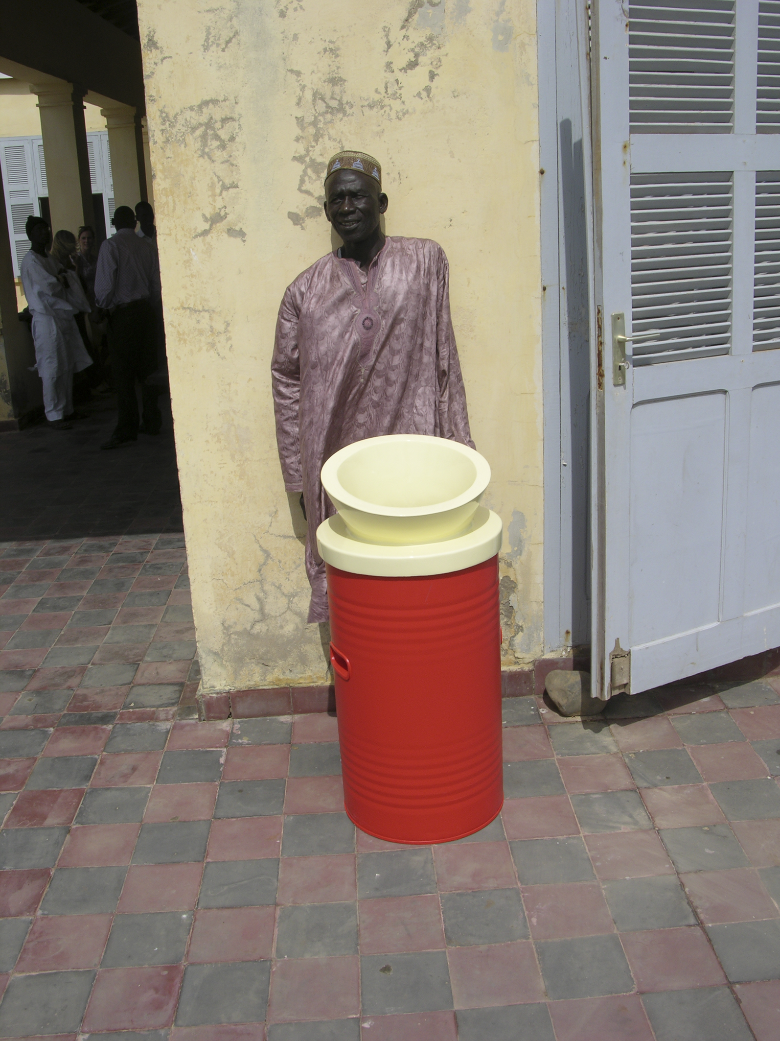 Droog Dakar PT2: designing urban trash cans for GorÃ©e | Droog − a ...