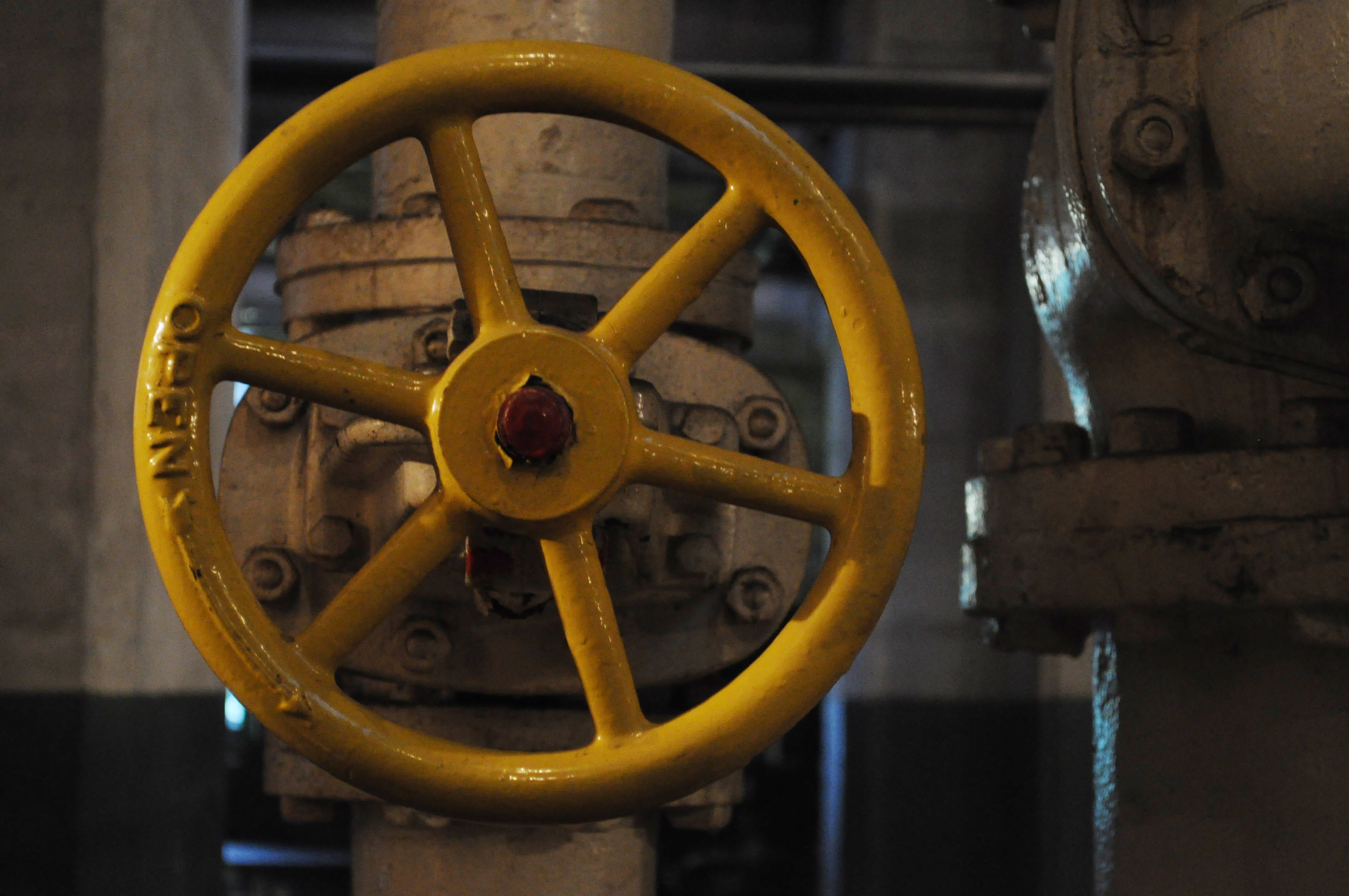 File:Georgetown PowerPlant Museum - a big valve wheel 01.jpg ...