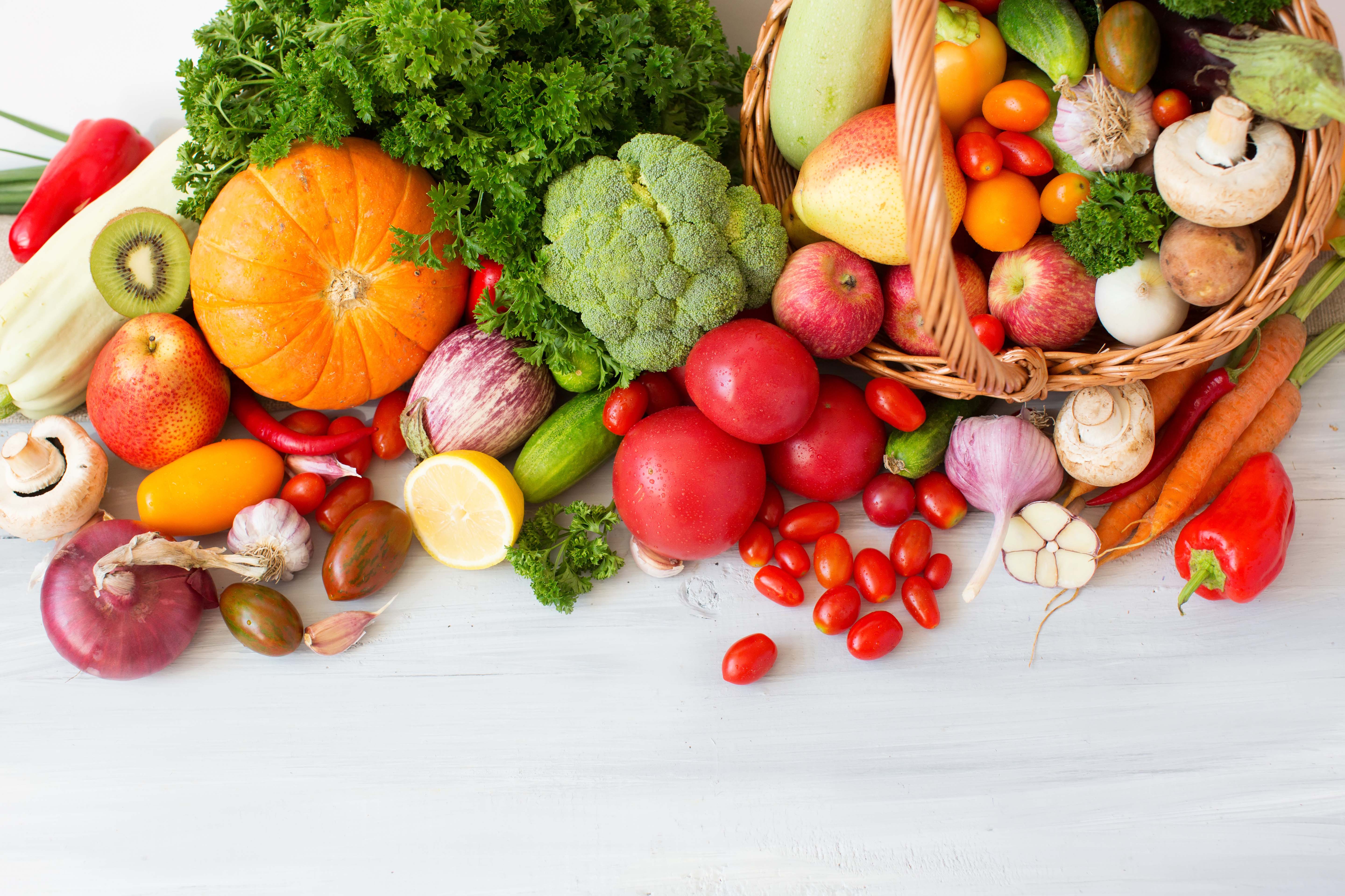 Colourful and crunchy fruit and vegetables can. Овощи и фрукты. Свежие овощи и фрукты. Овощи и фрукты вид сверху. Овощи сверху.