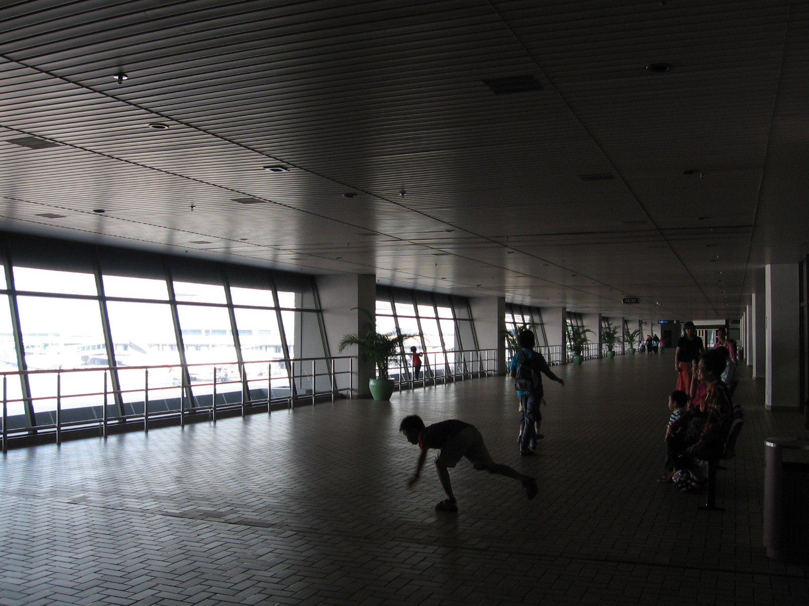 File:Singapore Changi Airport, Terminal 1, Viewing Mall 2, Dec 05 ...