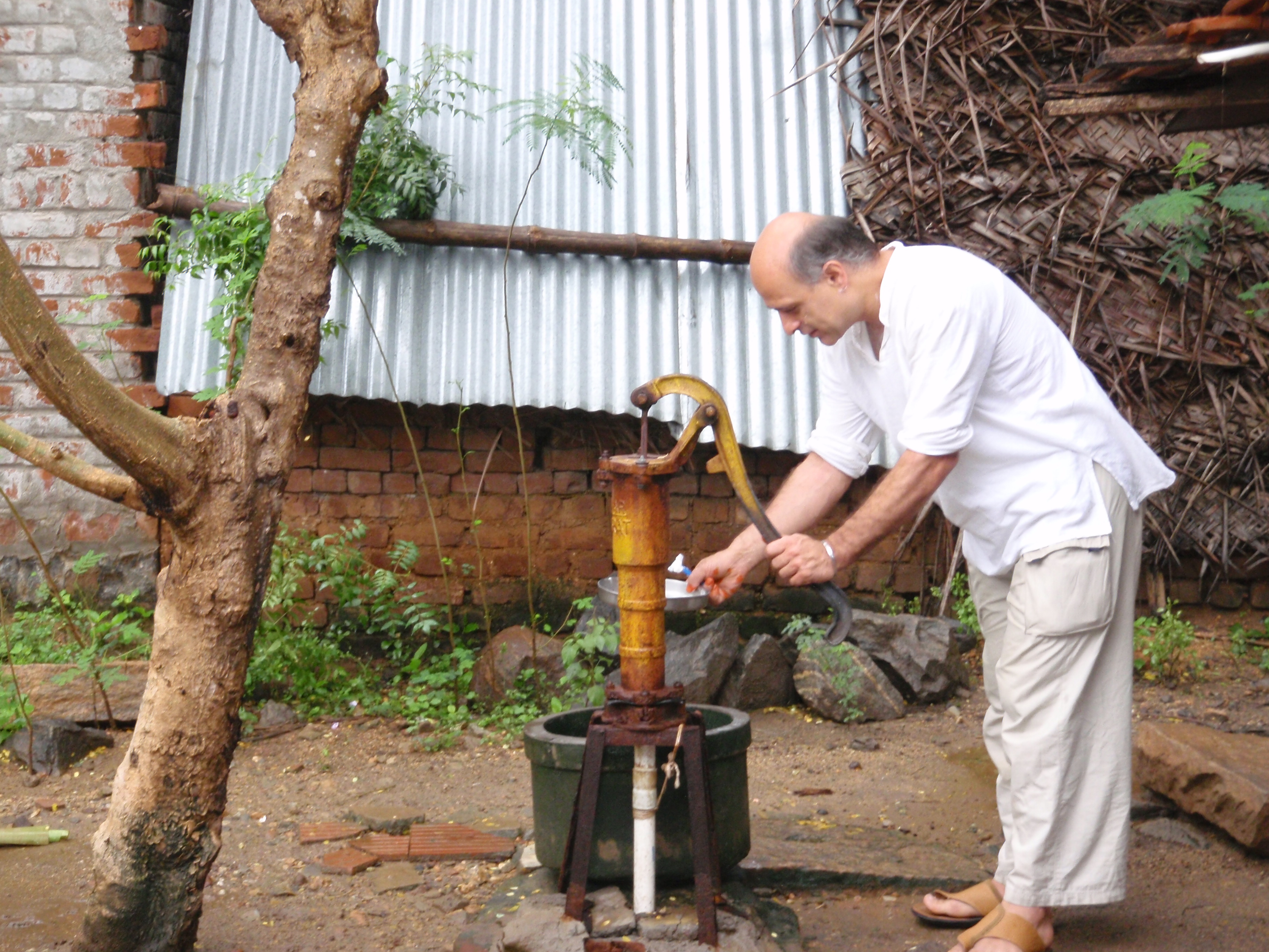 File:Hand water pump in India (3382861084).jpg - Wikimedia Commons