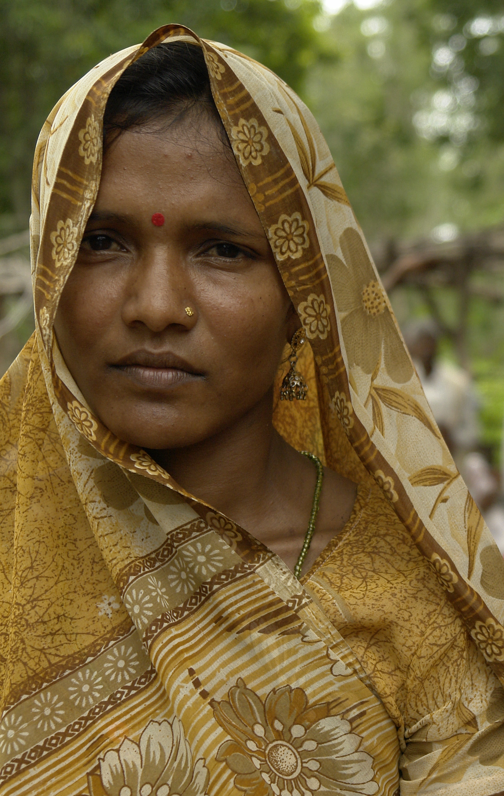 File:Woman in adivasi village, Umaria district, M.P., India.jpg ...