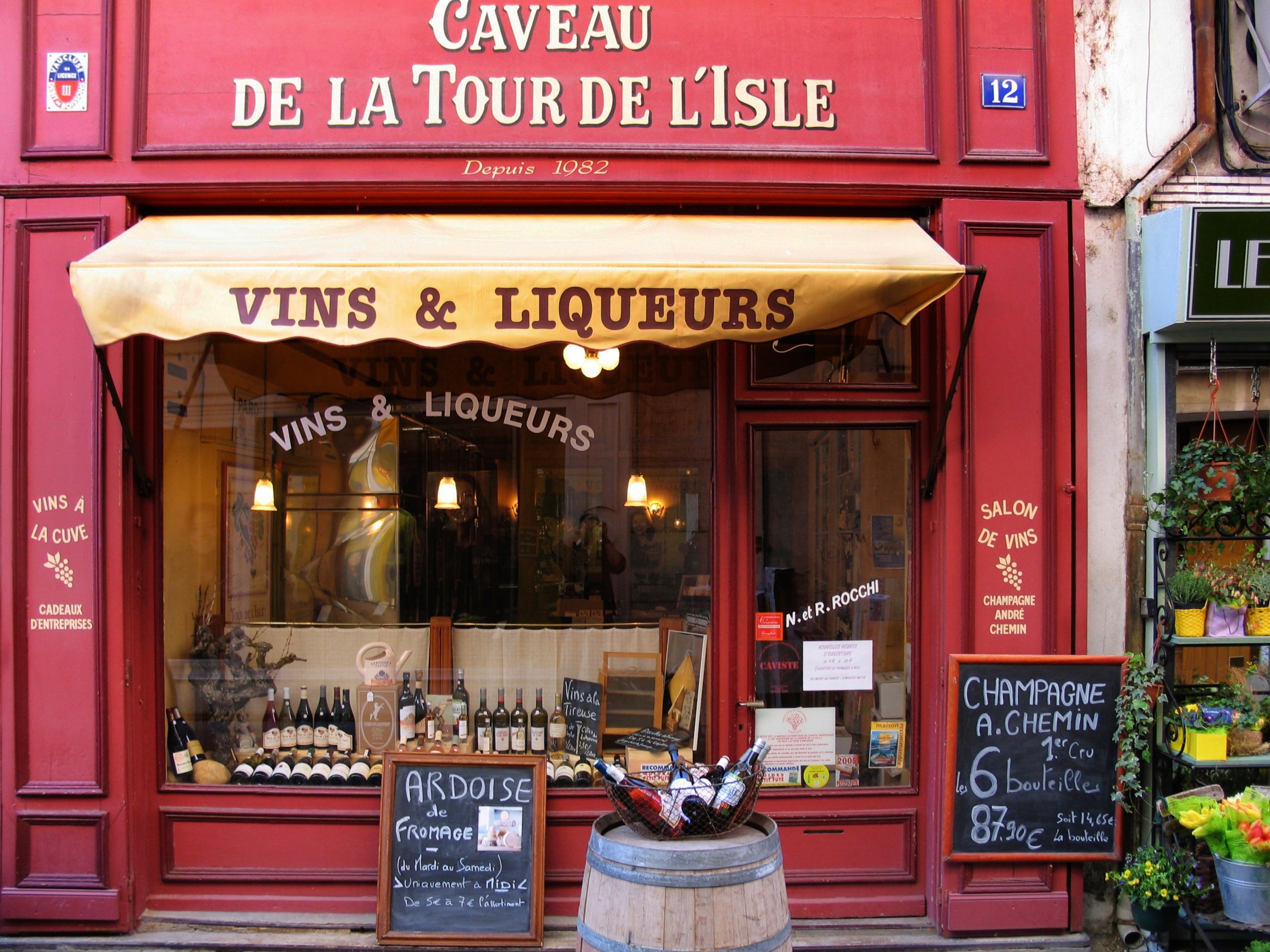 Vins & liqueurs store during daytime photo