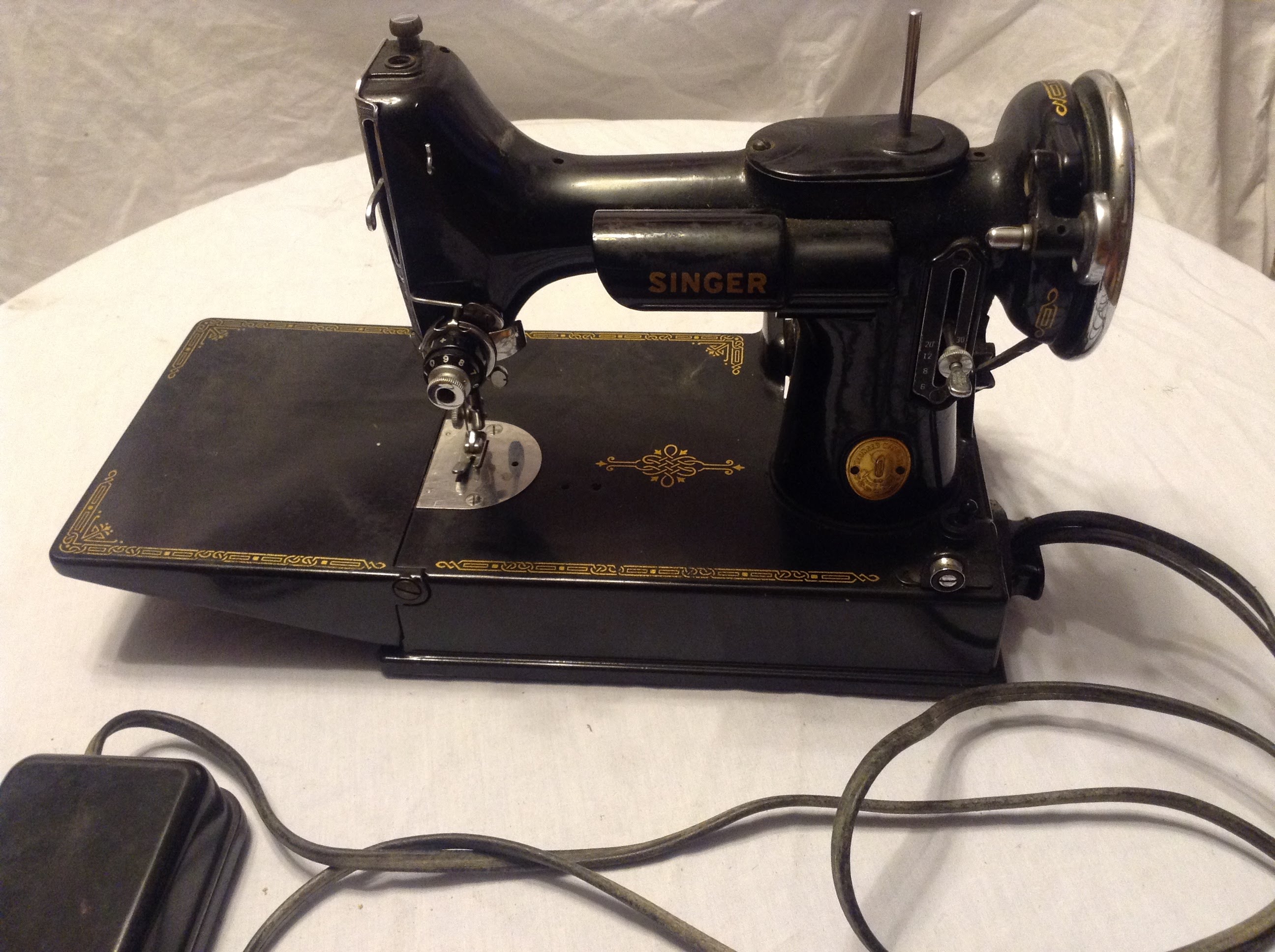 Vintage Singer Featherweight Sewing Machine 221 THREAD THE MACHINE ...
