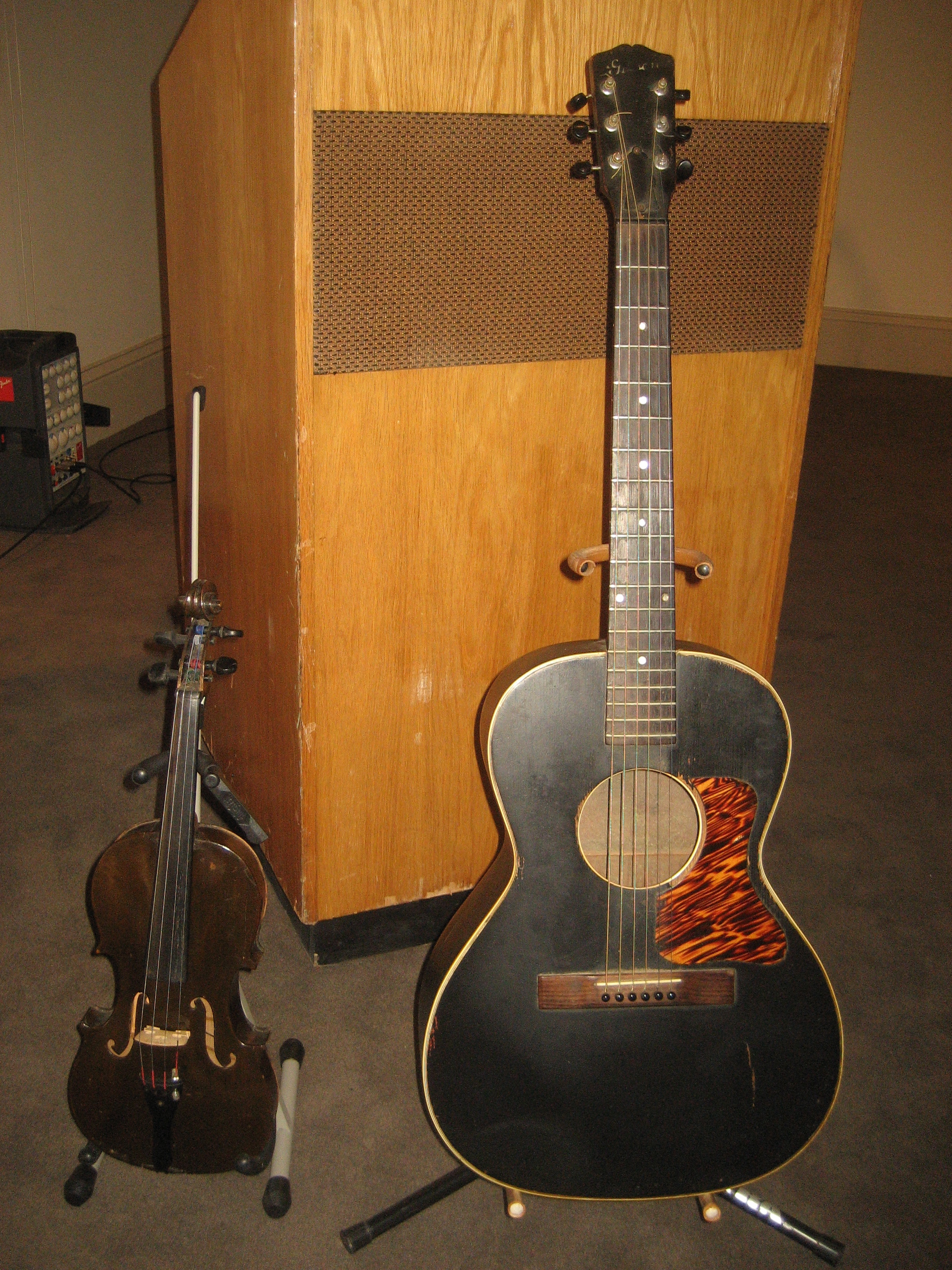 File:Snoozer Quinn Violin and Guitar.JPG - Wikimedia Commons