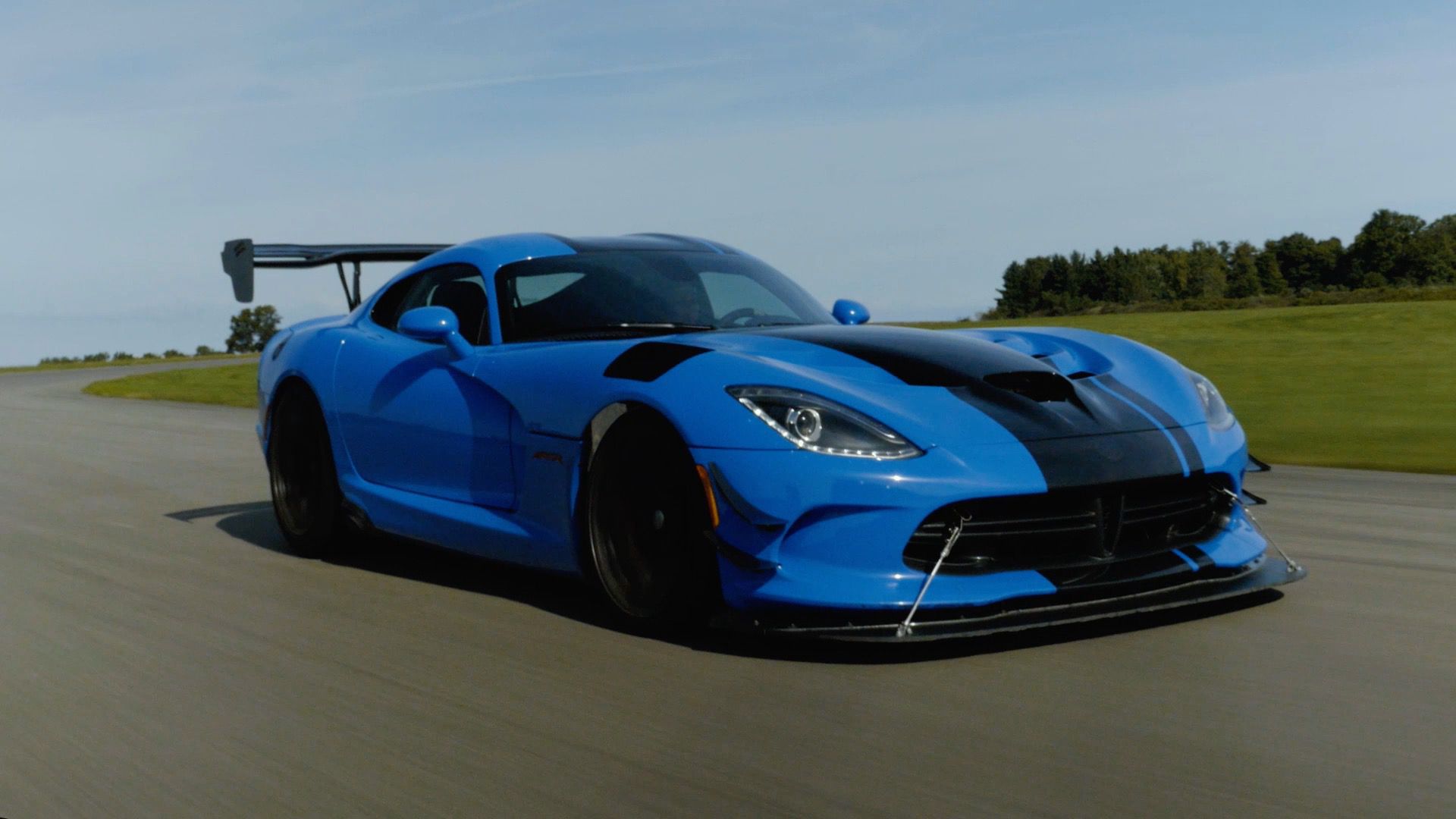 The Dodge Viper ACR is America at its finest - Video - Roadshow
