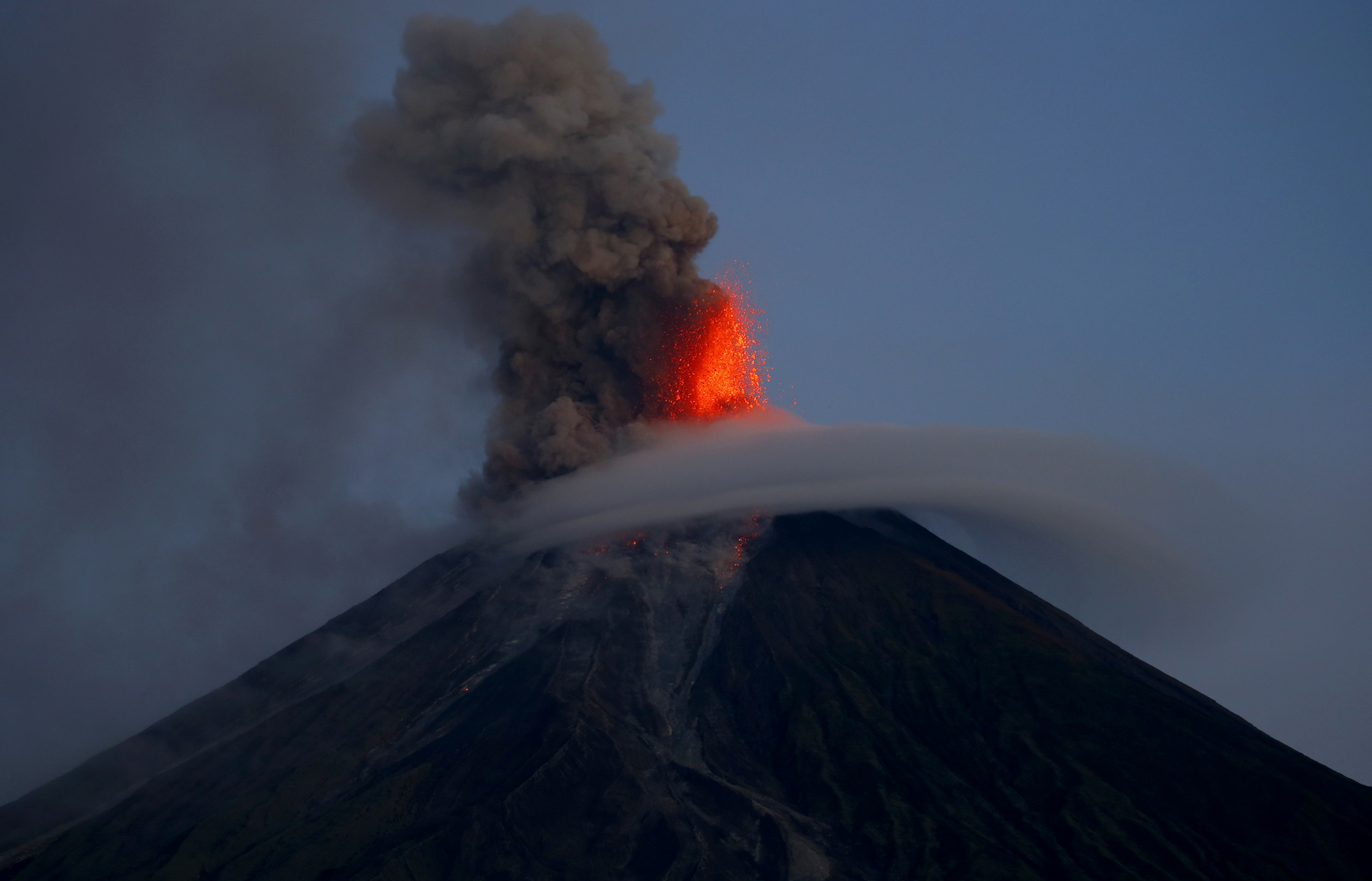 le chaudron de vulcain – February 27 , 2018. EN. Mayon , Sabancaya ...