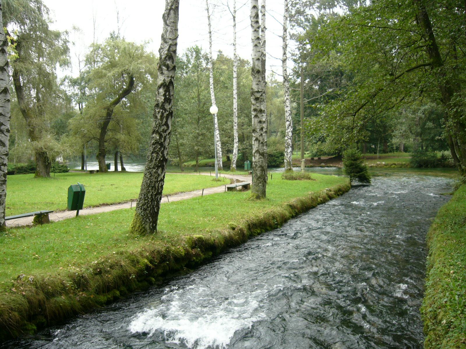 File:River Bosna at Vrelo Bosne Park in Sarajevo.JPG - Wikimedia Commons