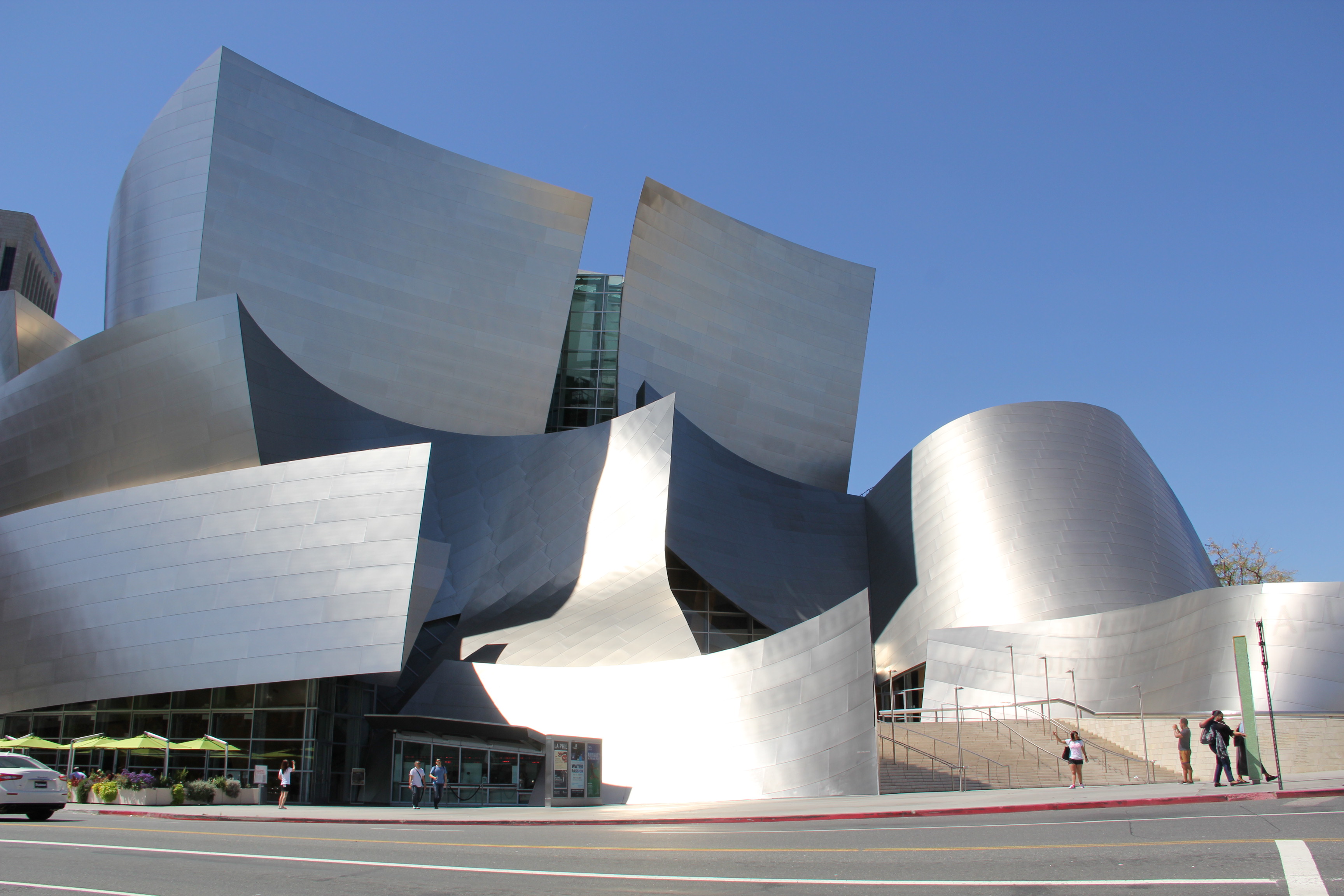 Зал диснея. Концертный зал Уолта Диснея в Лос-Анджелесе, США. Фрэнк Гери Уолт Дисней центр в Лос Анджелесе. Лос Анджелес концертный зал Уолта Диснея. Здание концертоного зала Волта Дисная в Лос анд.