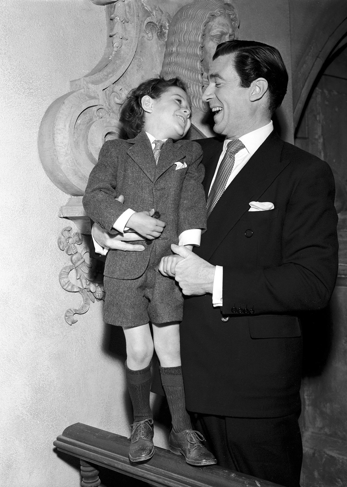 Walter Pidgeon with Christopher Severn on the set of MRS. MINIVER ...