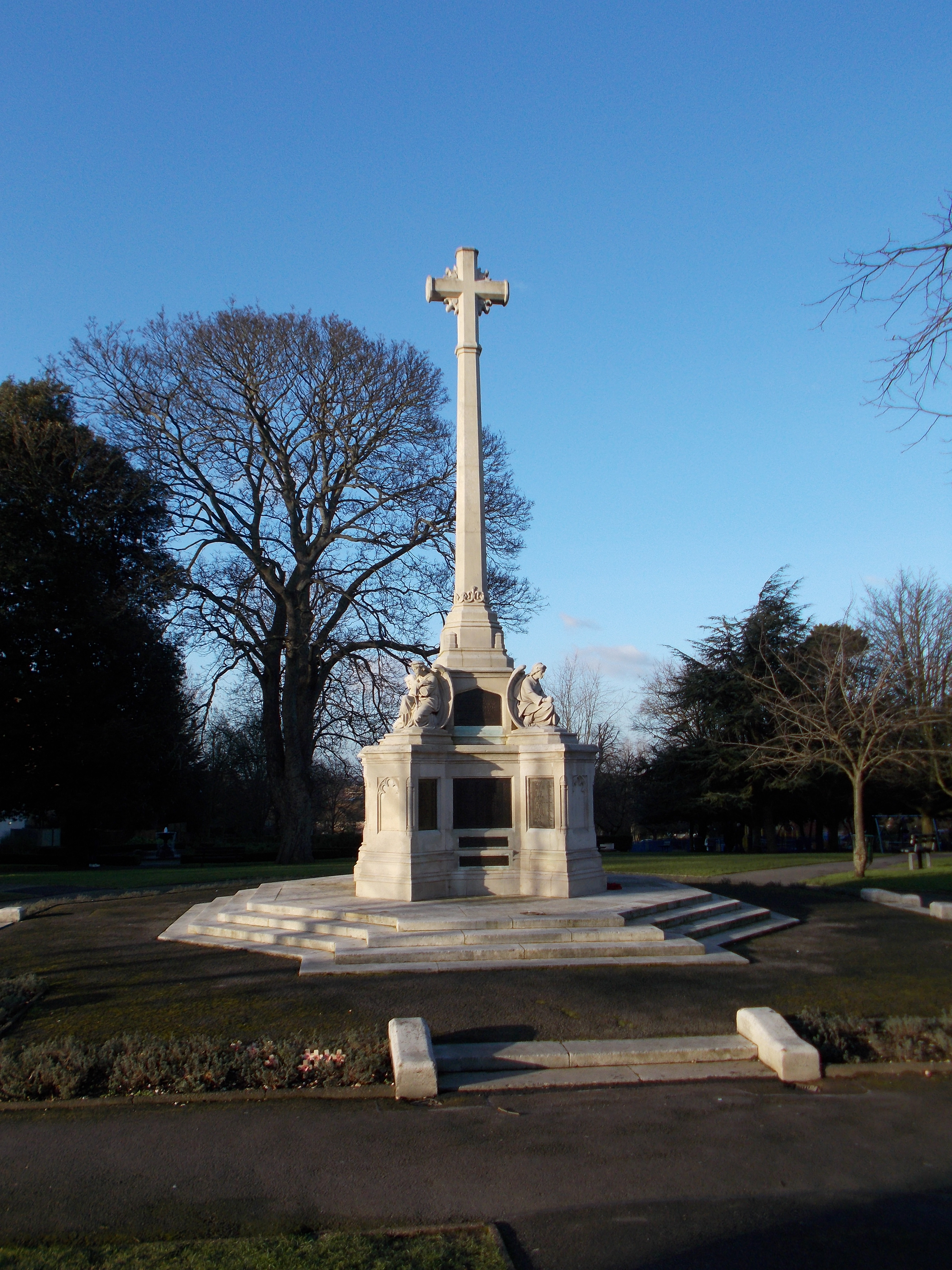 File:Sutton War Memorial, Manor Park, Sutton, Surrey, Greater London ...