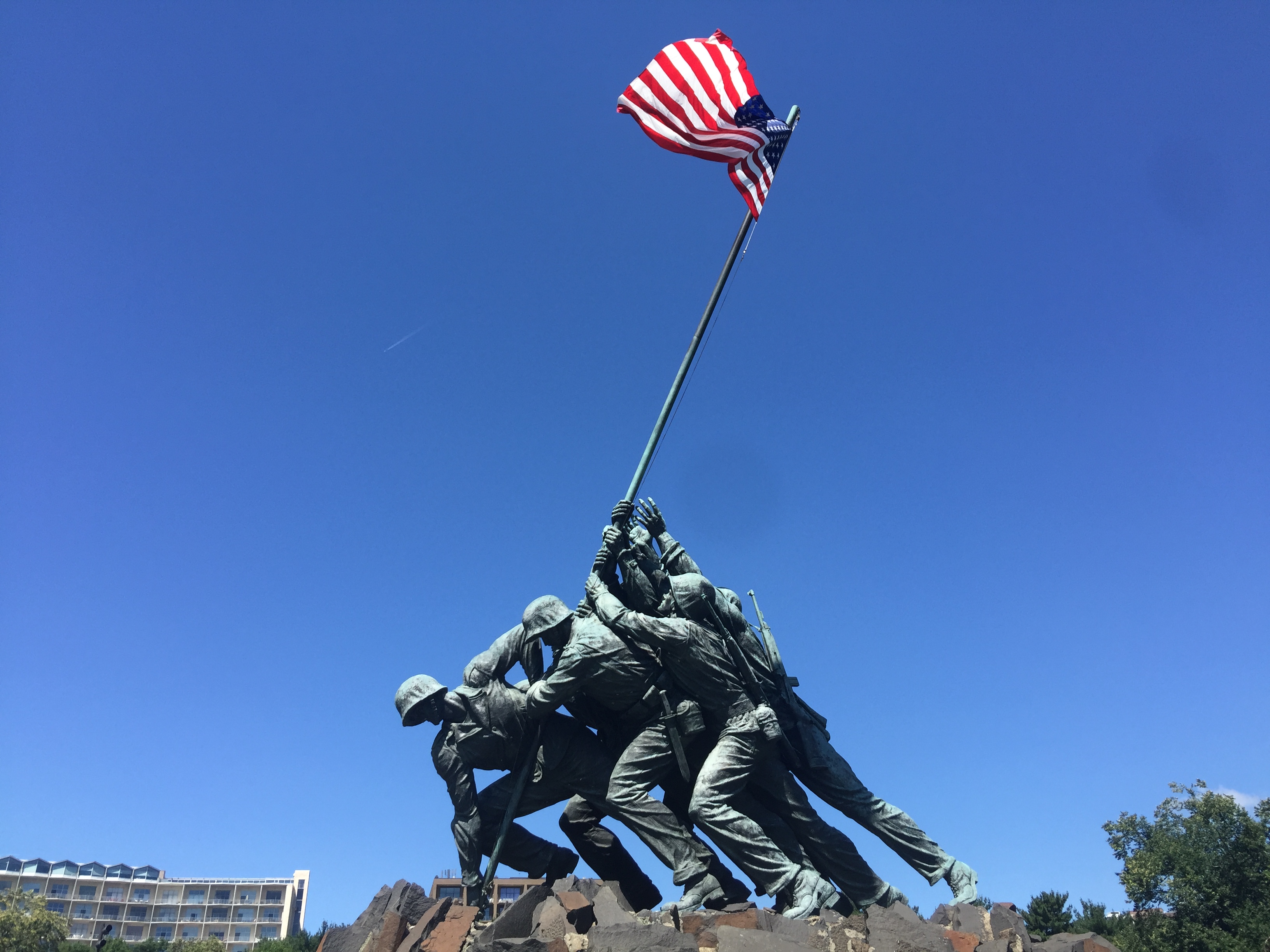Iwo Jima memorial in Washington has a cool illusion - Album on Imgur