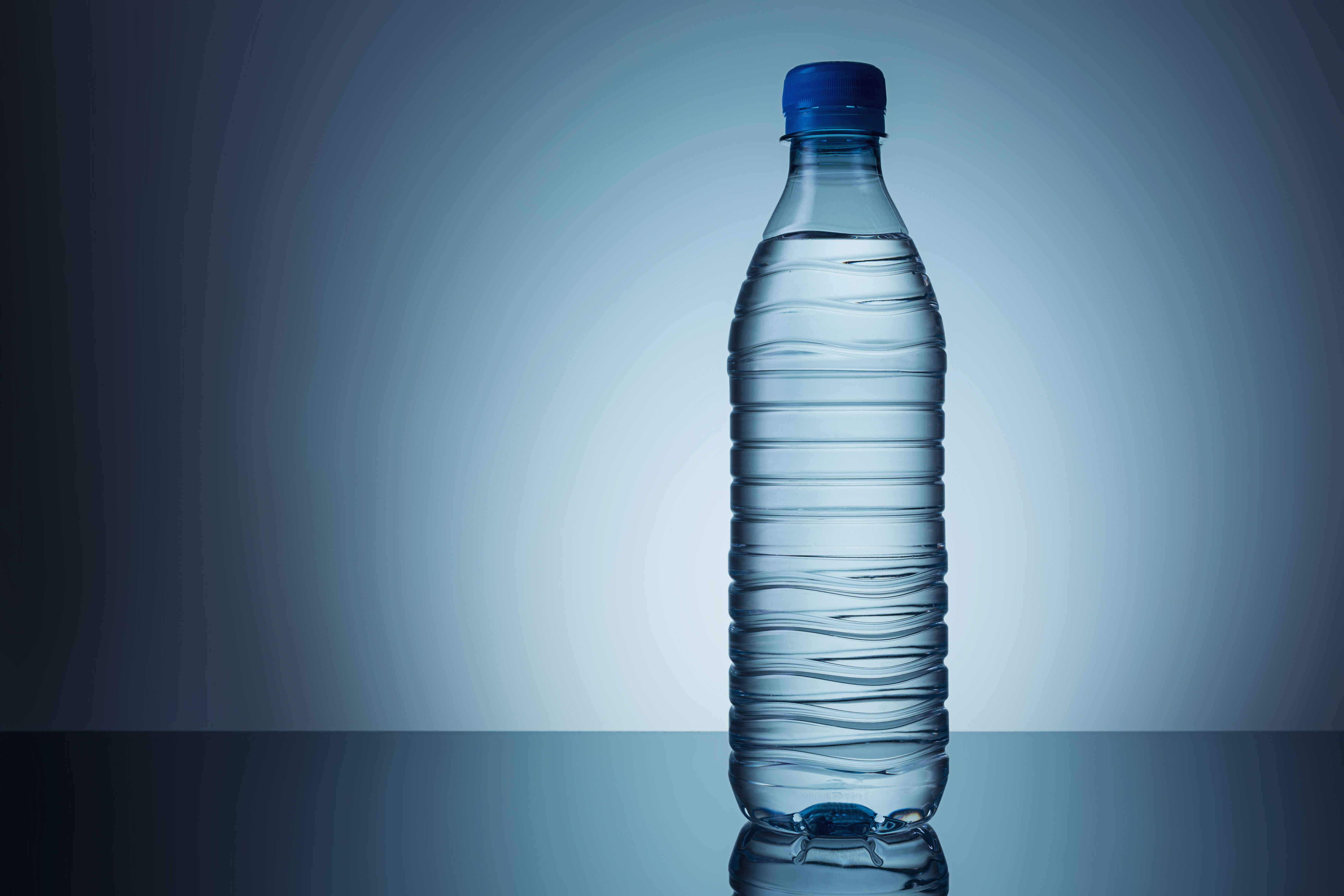 Холодная минеральная вода. Бутылка для воды. Минеральная вода в бутылках. Стеклянная бутылка для воды. Бутилированная вода на столе.