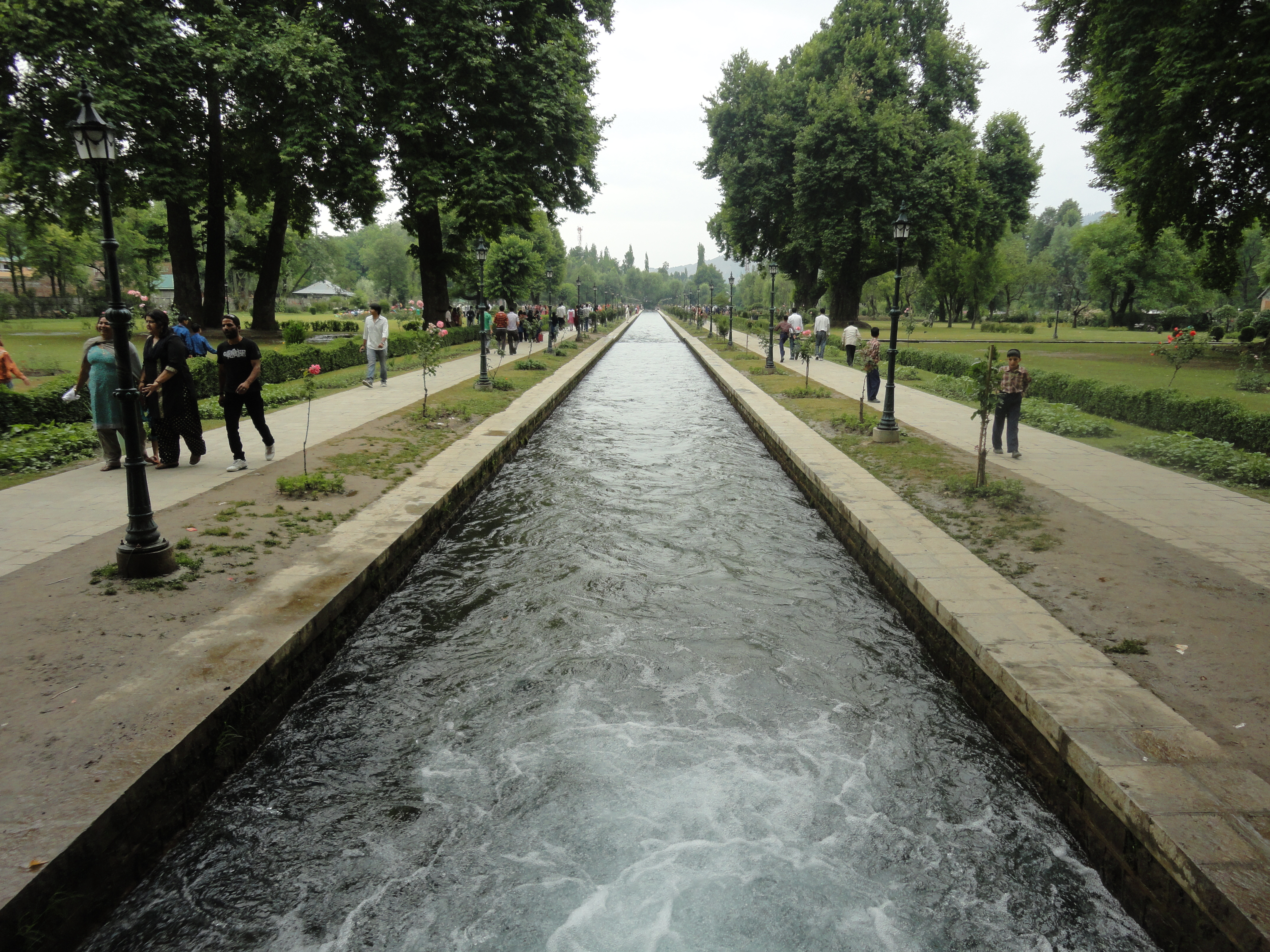 File:Water canal in mughal garden verinag.jpg - Wikimedia Commons
