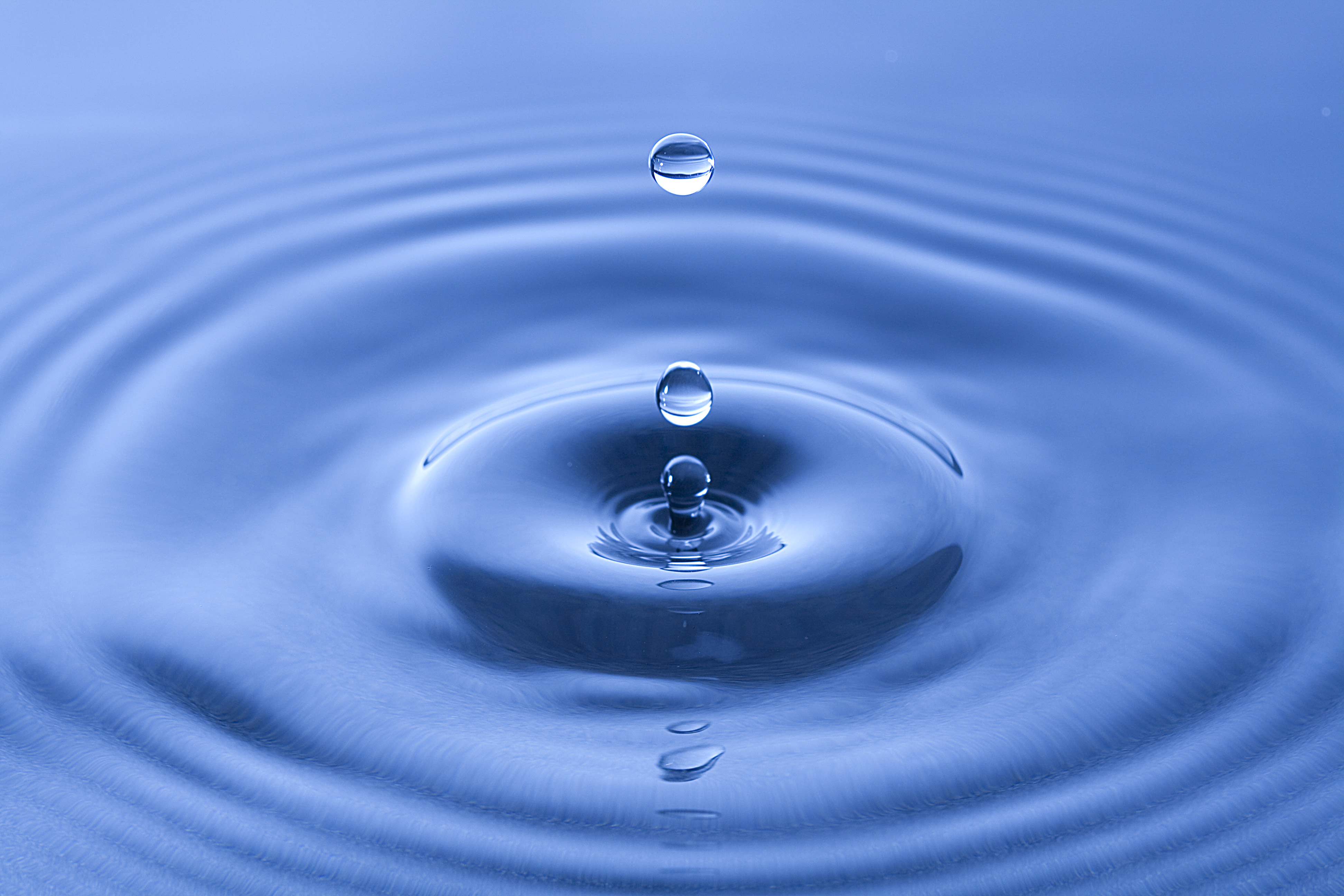 File:Water drop impact on a water-surface - (5).jpg - Wikimedia Commons