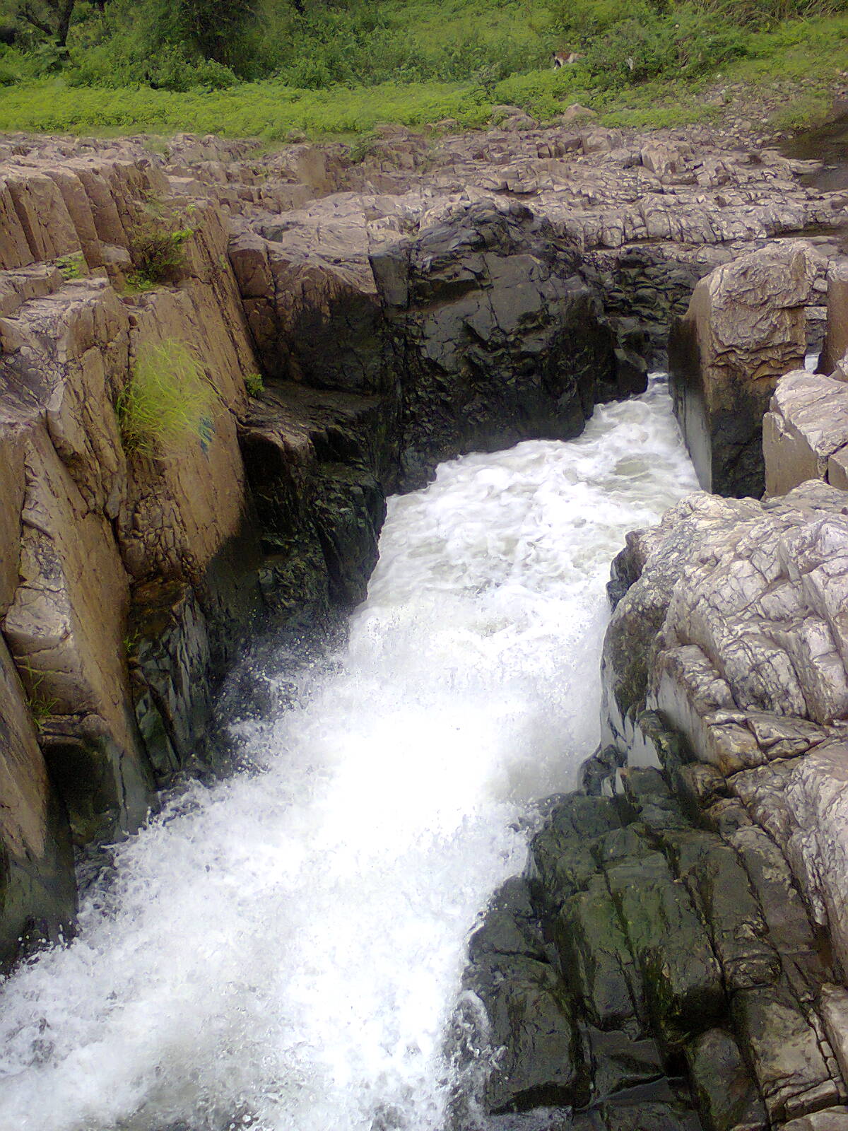 File:Devzari Water Flow, Dahod, Gujarat(3).jpg - Wikimedia Commons