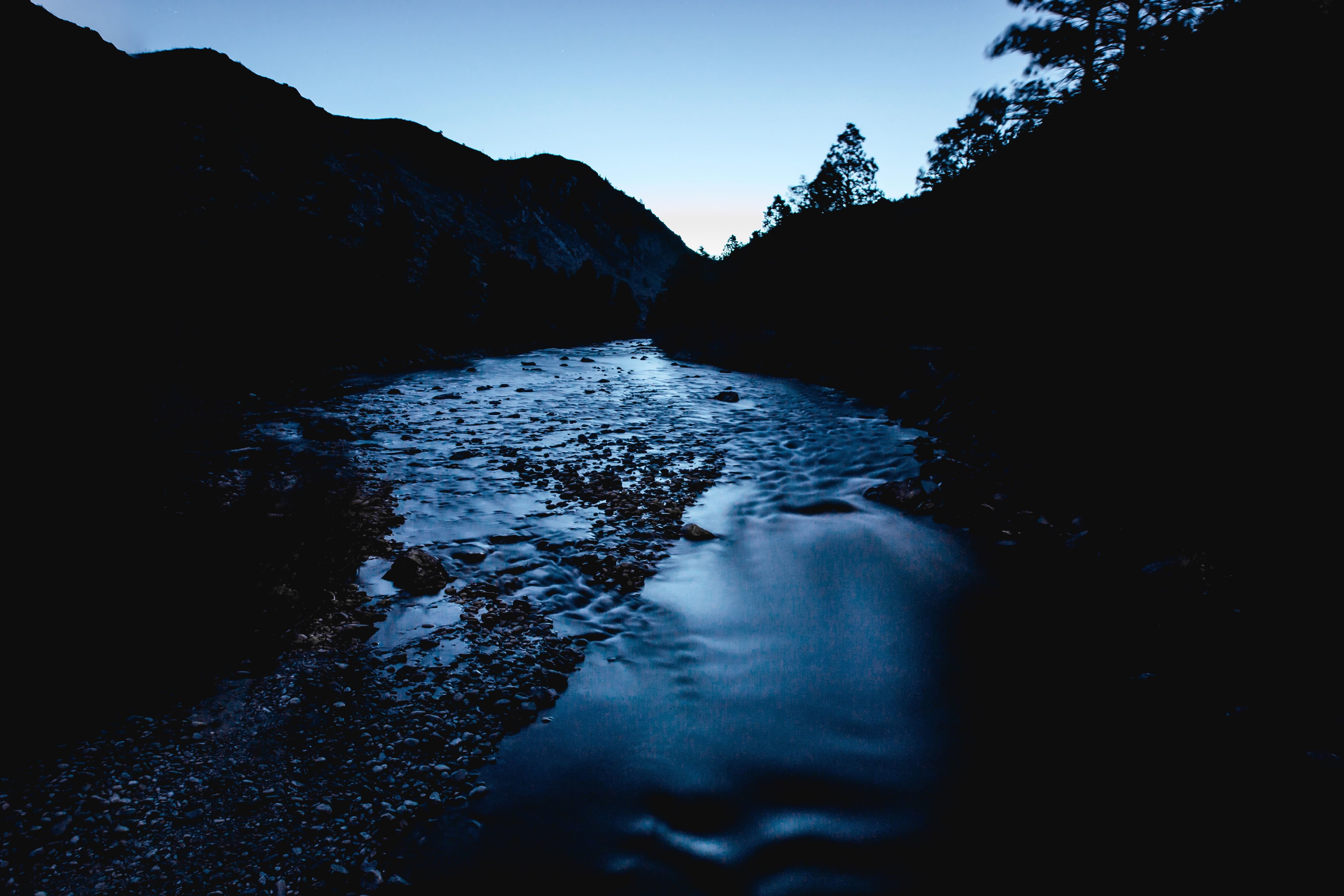Темная река слушать. Река ночью. Река в темноте. Вода в реке ночью. Вода река.