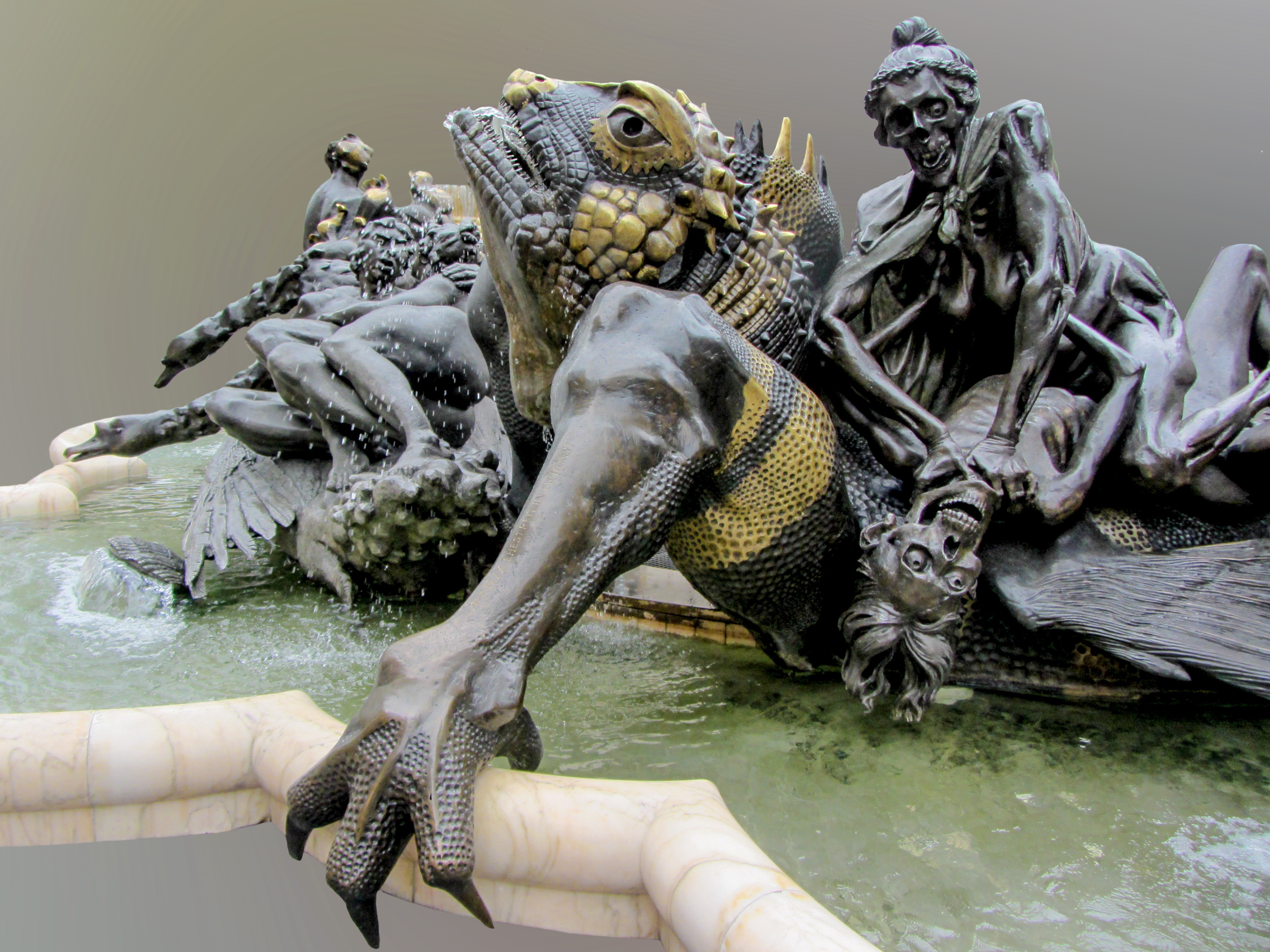 Источники произведения искусства. Фонтан с драконом. Фонтан драконов (Fontana dei Draghi). Ящерица скульптура. Статуи рептилий.