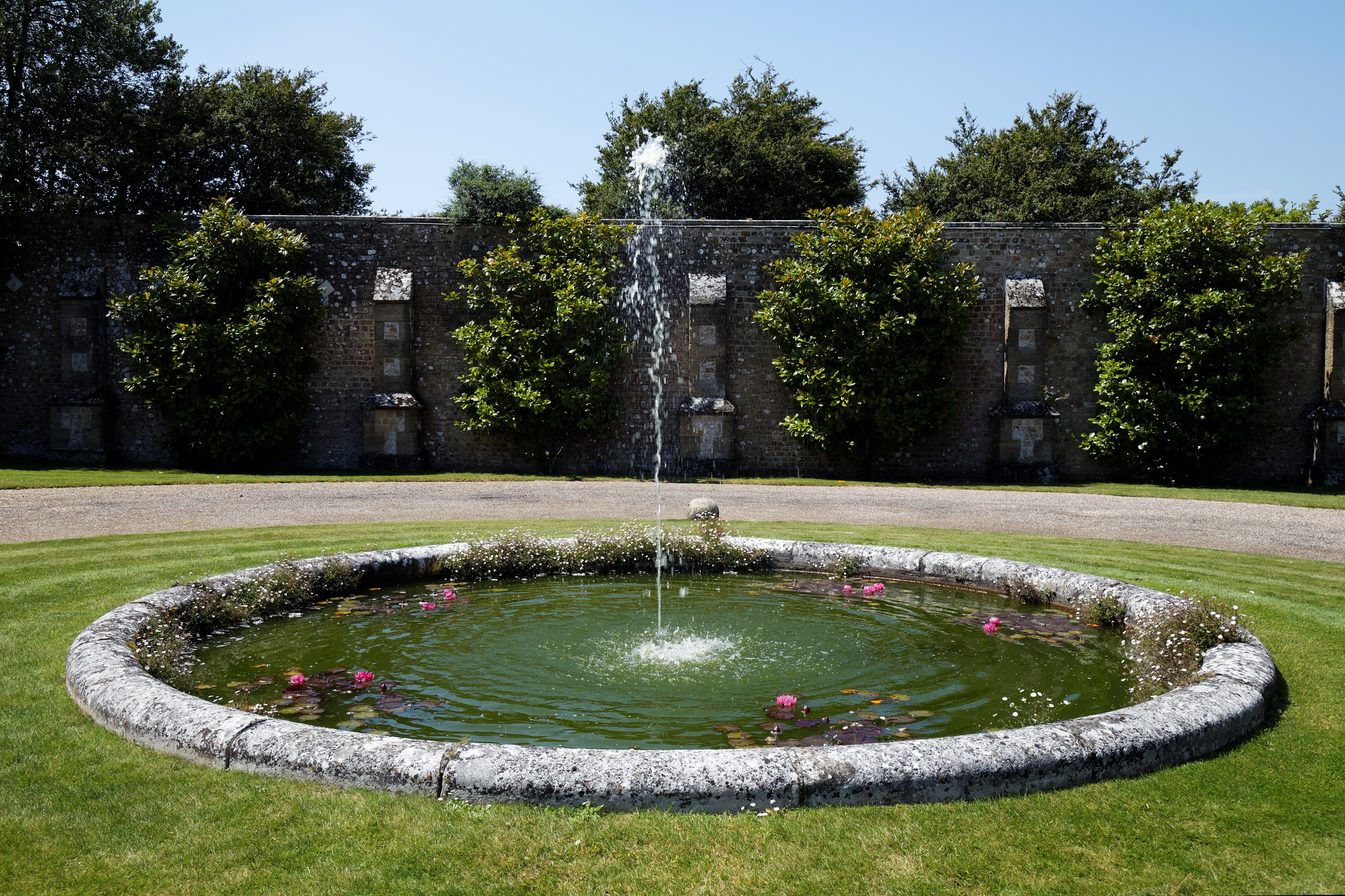 File:Courtyard pond water fountain at Parham House, West Sussex ...