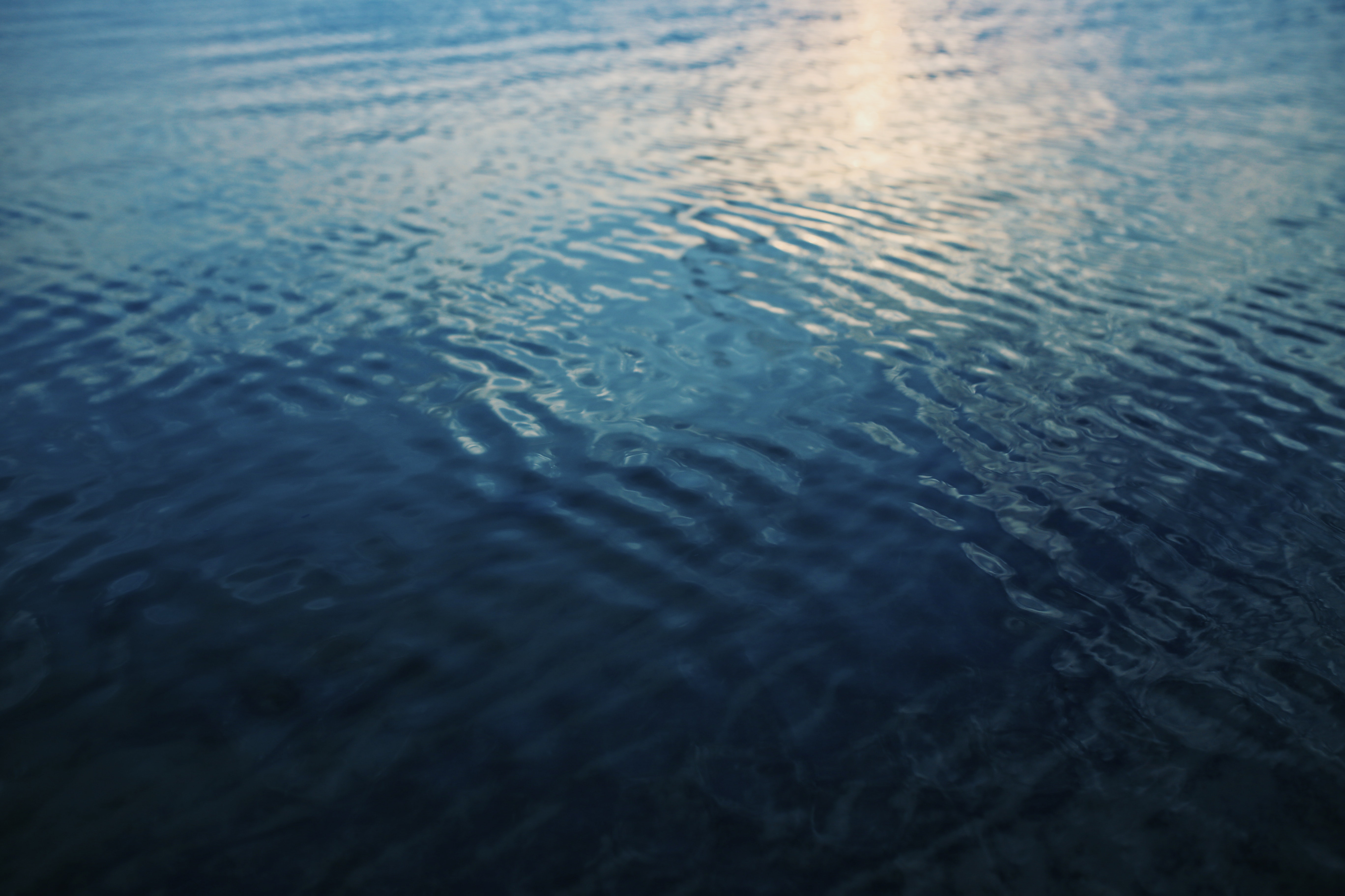清澈平静的水面波光粼粼高清PNG图片