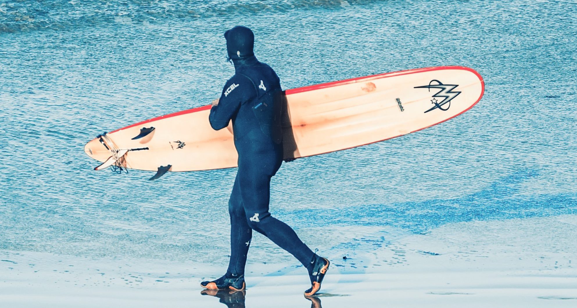 6 life-saving tips to survive the cold water while surfing in winter ...