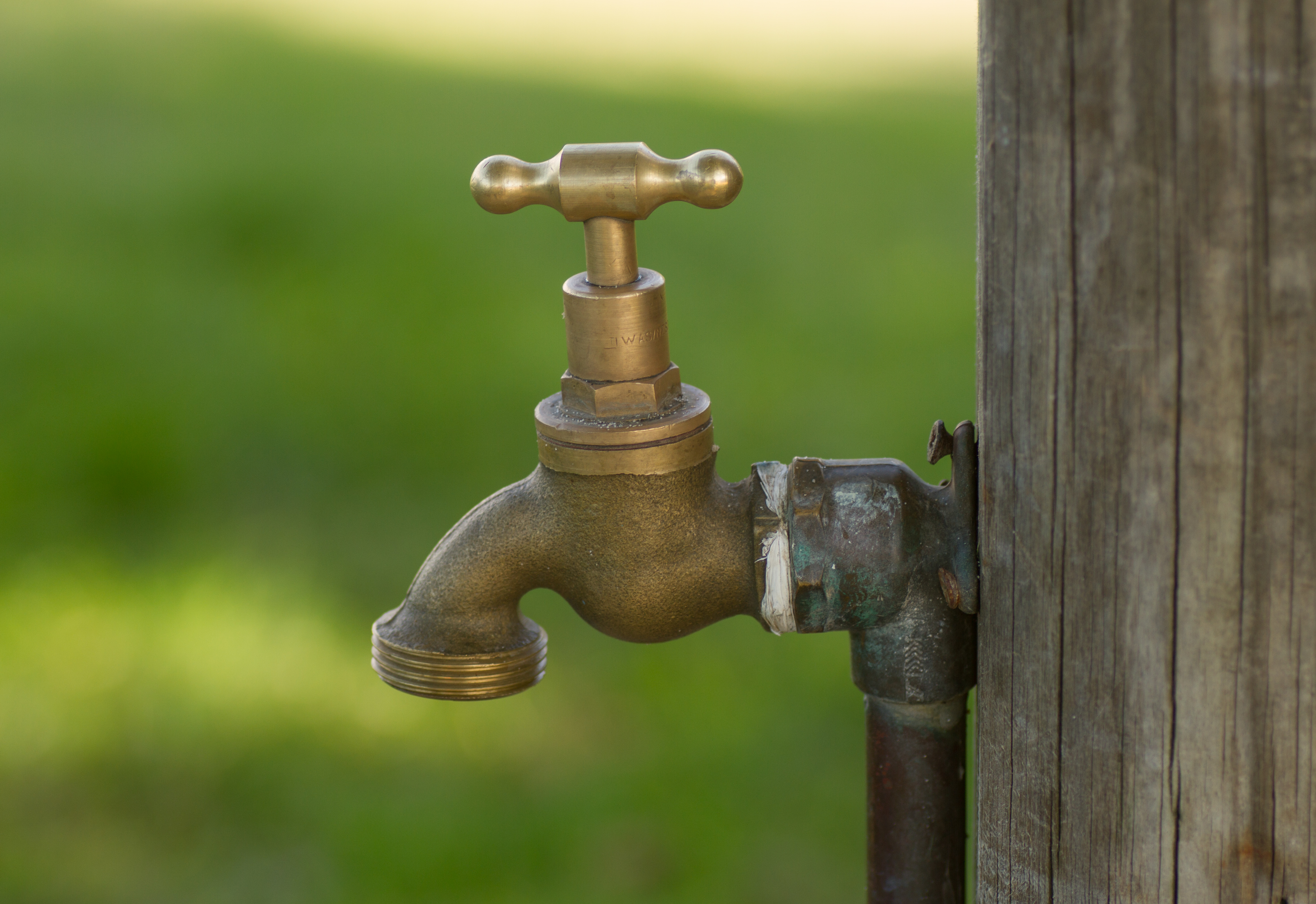 File:Brass water tap in park.jpg - Wikimedia Commons