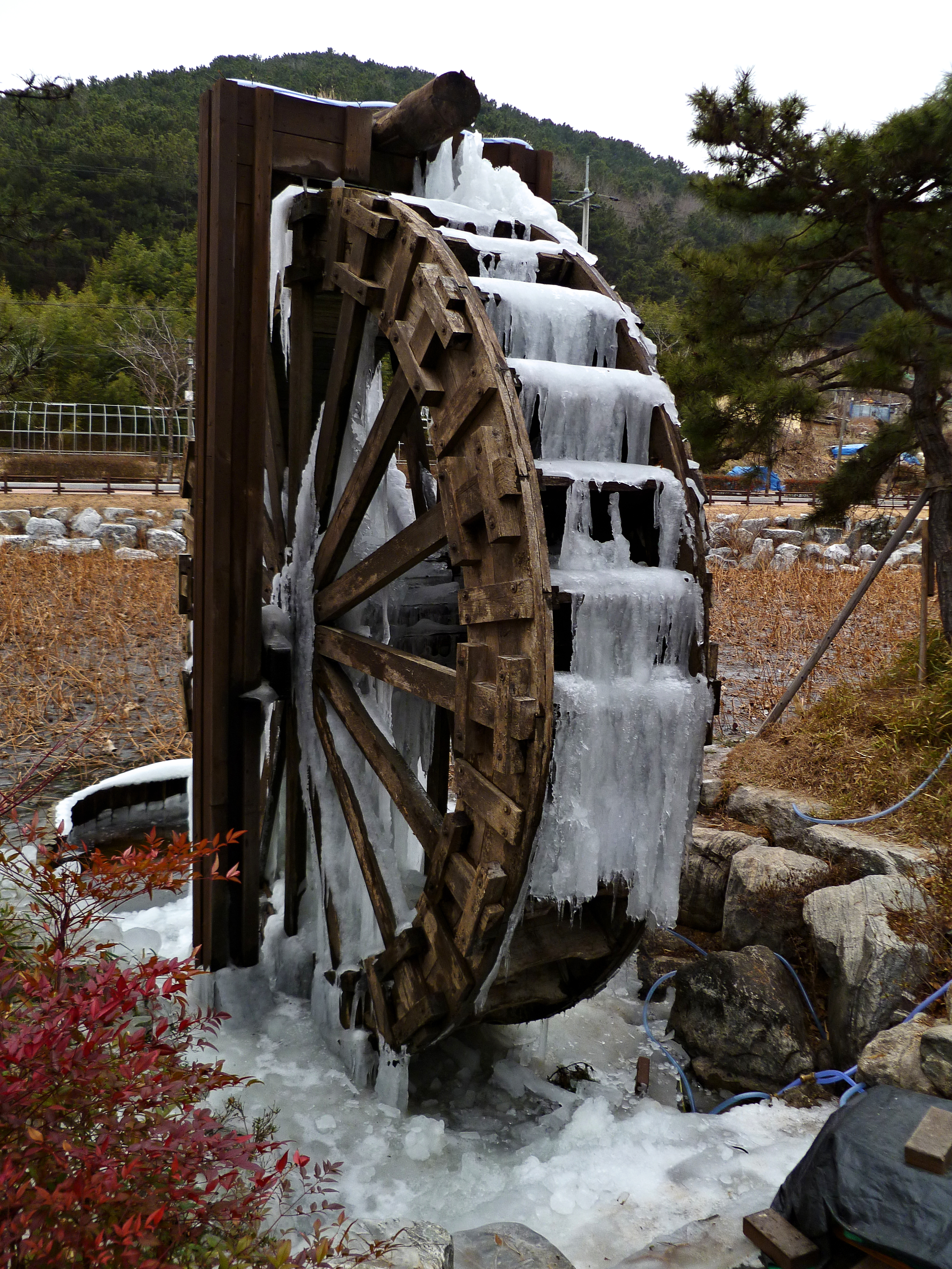 File:Frozen Water Wheel Close-up at Seonam Lake Park, Ulsan.JPG ...