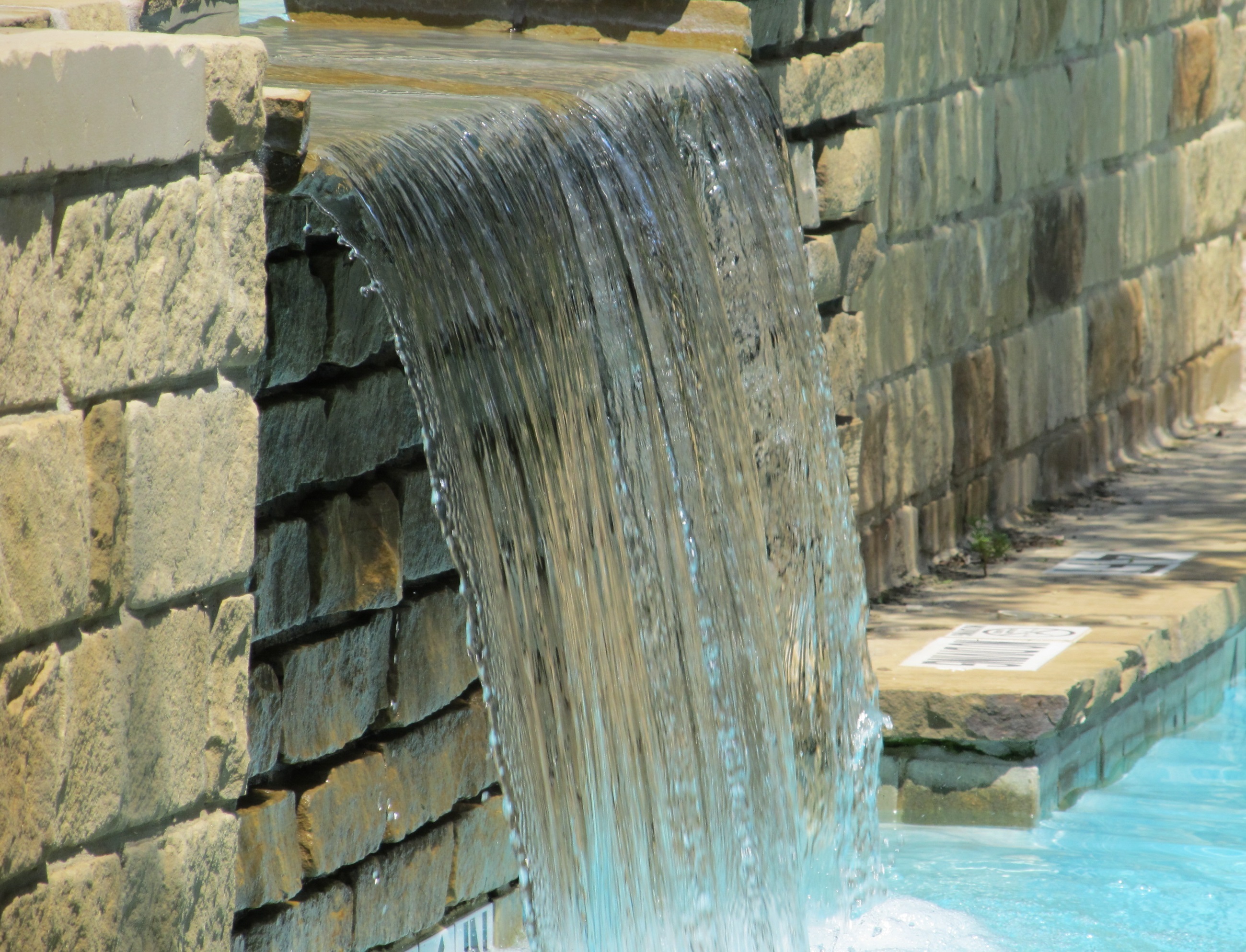 Там вода течет. Пристенный Каскад водопадов. Водяной Каскад. Стена водопад в саду. Стена воды.