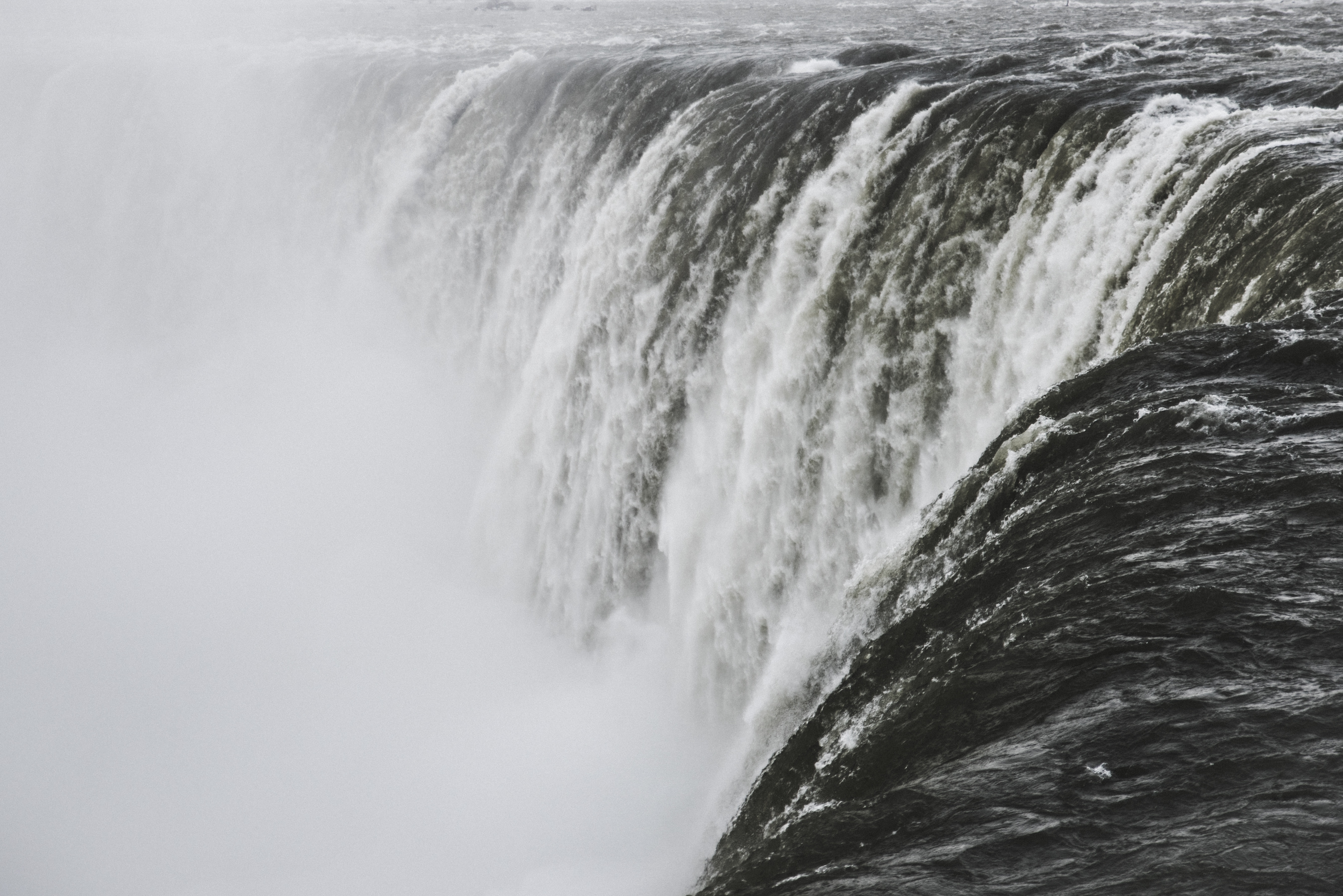Падающие водопады. Водопад. Поток падающей воды. Падающий водопад. Водопад волны.