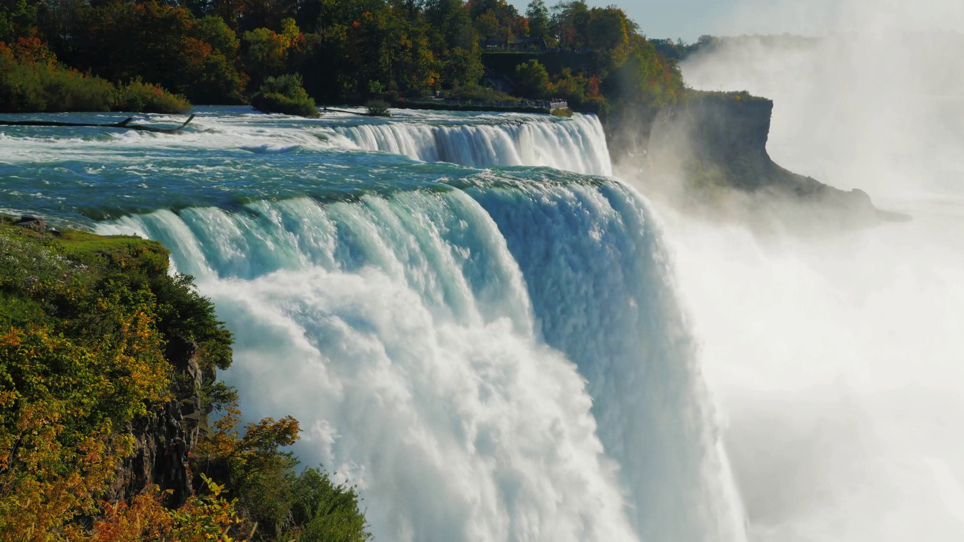 The famous waterfall Niagara Falls, a popular spot among tourists ...