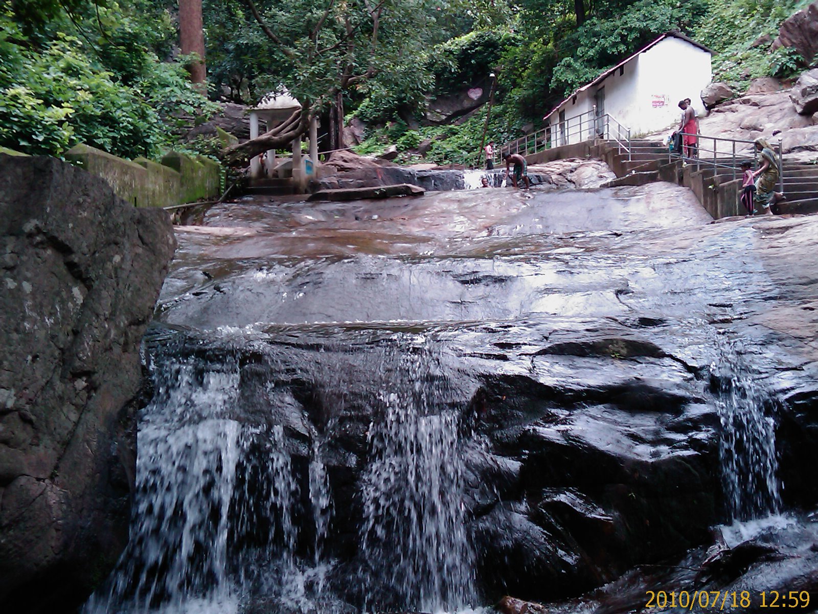 File:Sarlaa Pathar or Sleepery Stone Waterfall.jpg - Wikimedia Commons
