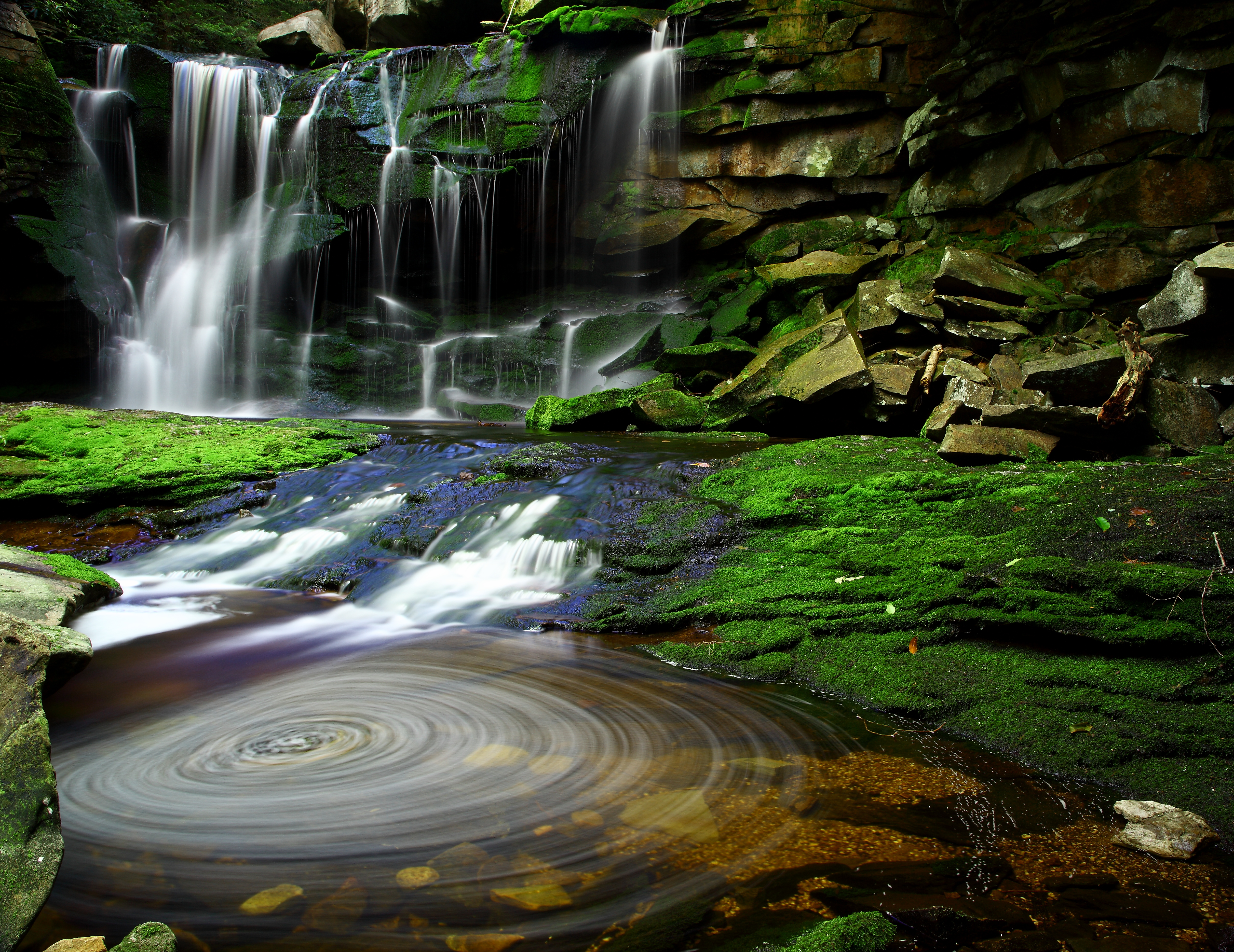File:Elakala Waterfalls Swirling Pool Mossy Rocks.jpg - Wikimedia ...