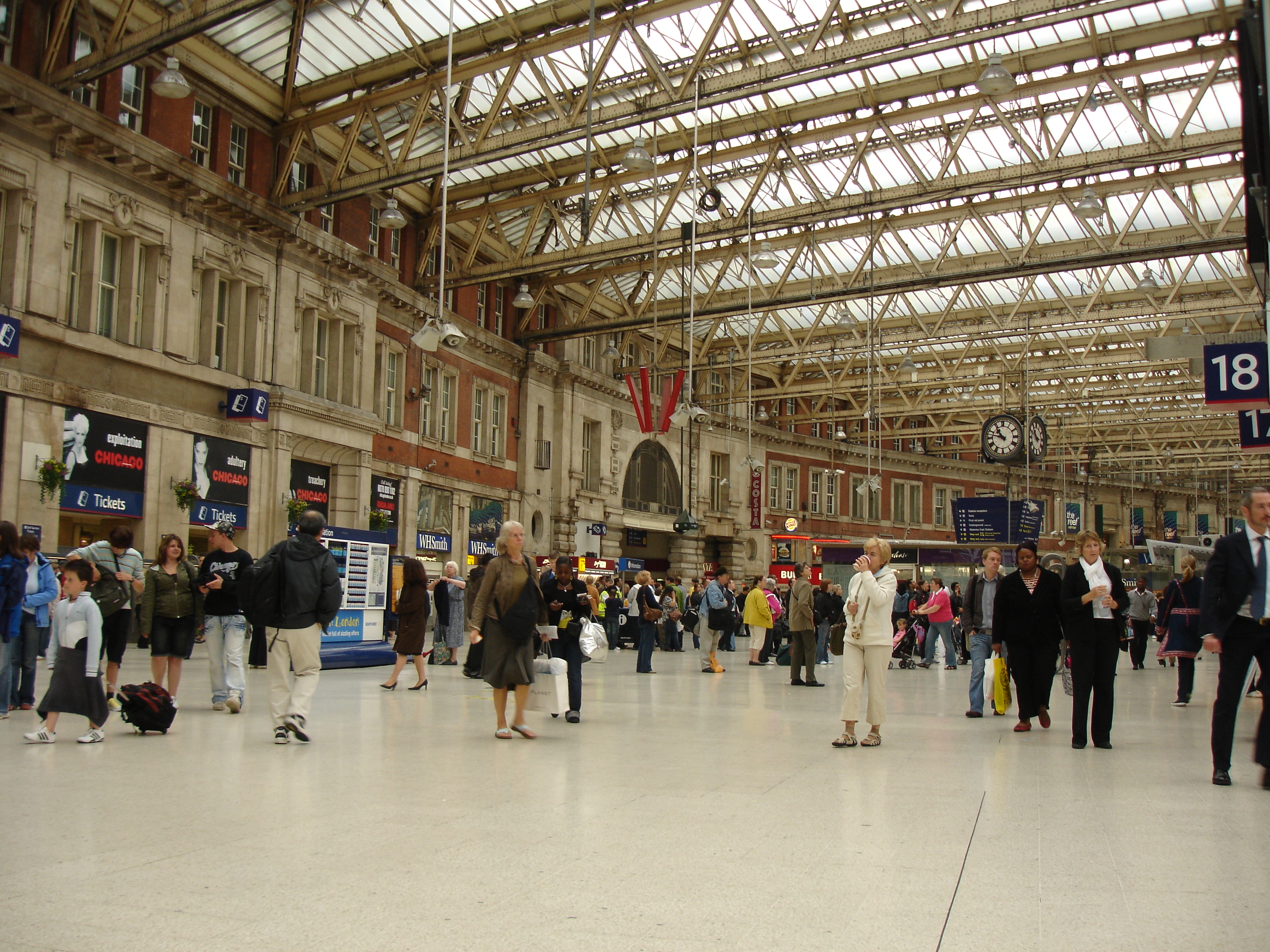 File:Concourse of London Waterloo station.jpg - Wikipedia
