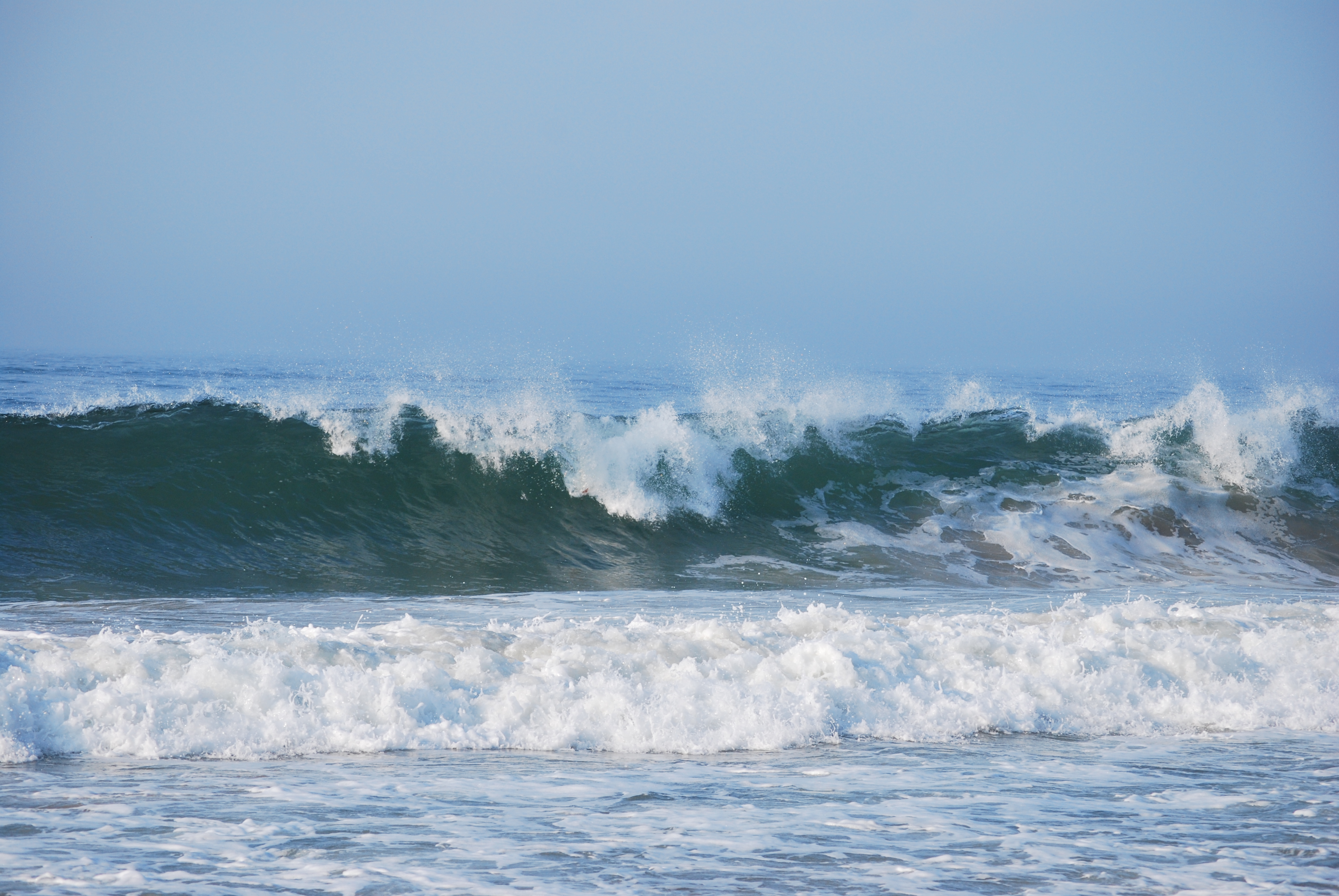 File:Wave breaking at Misquamicut Beach, RI.JPG - Wikimedia Commons