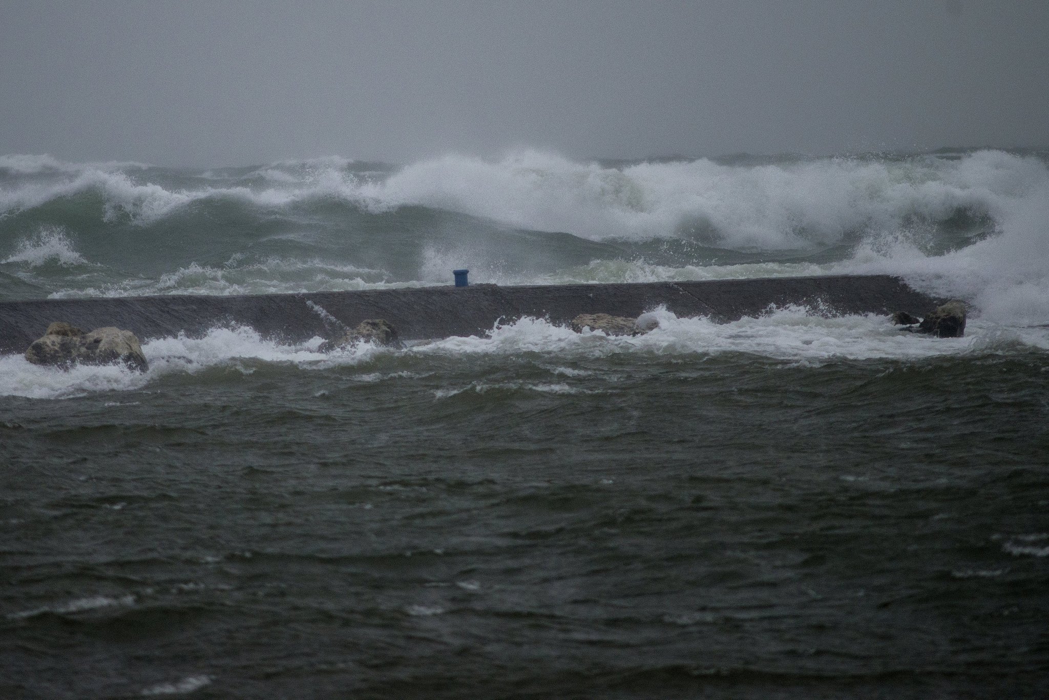 Watch 17-to-21-foot waves crash against Lake Superior rocks | MLive.com
