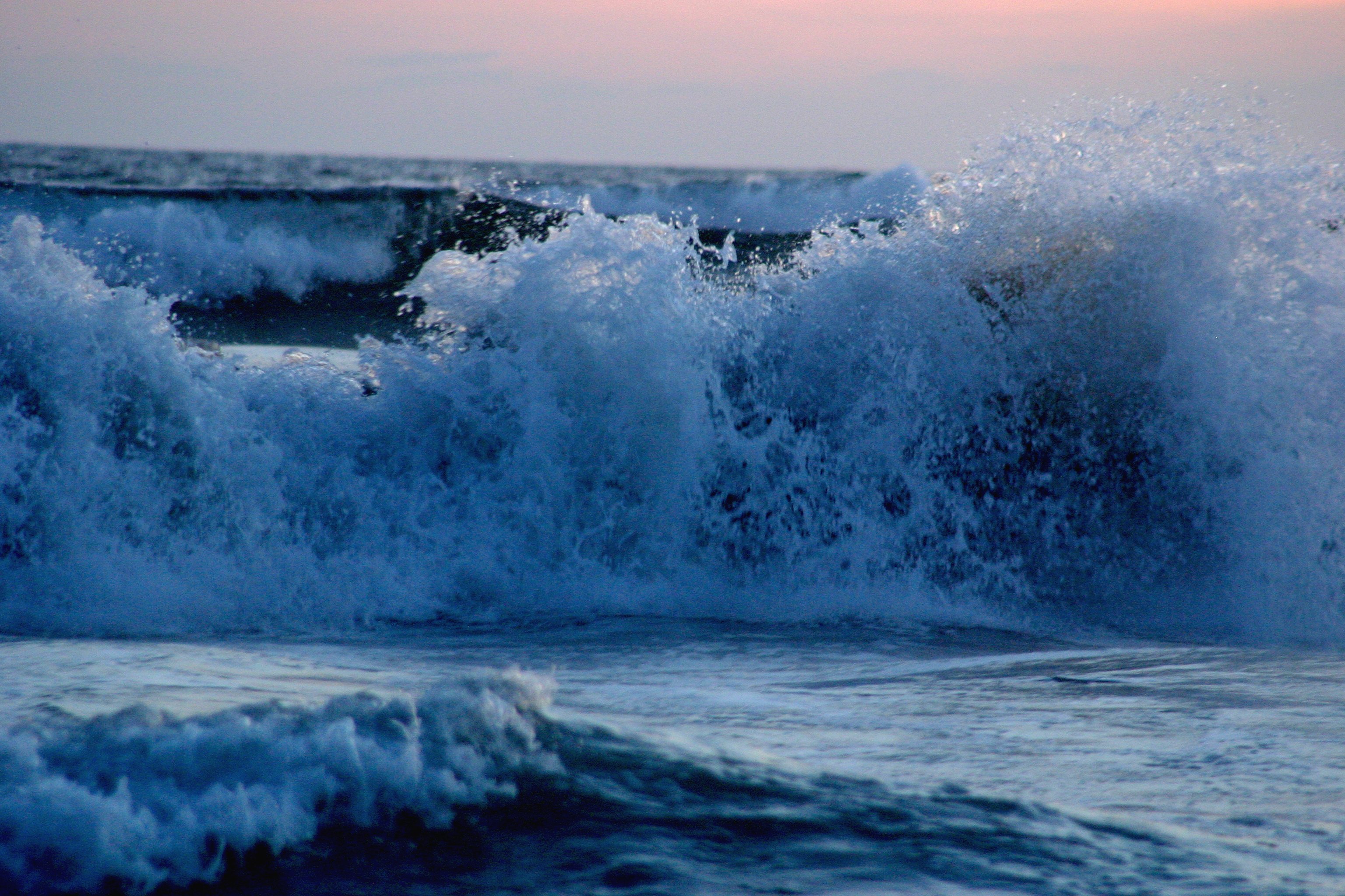 File:Wave Acapulco Breaking.jpg - Wikimedia Commons