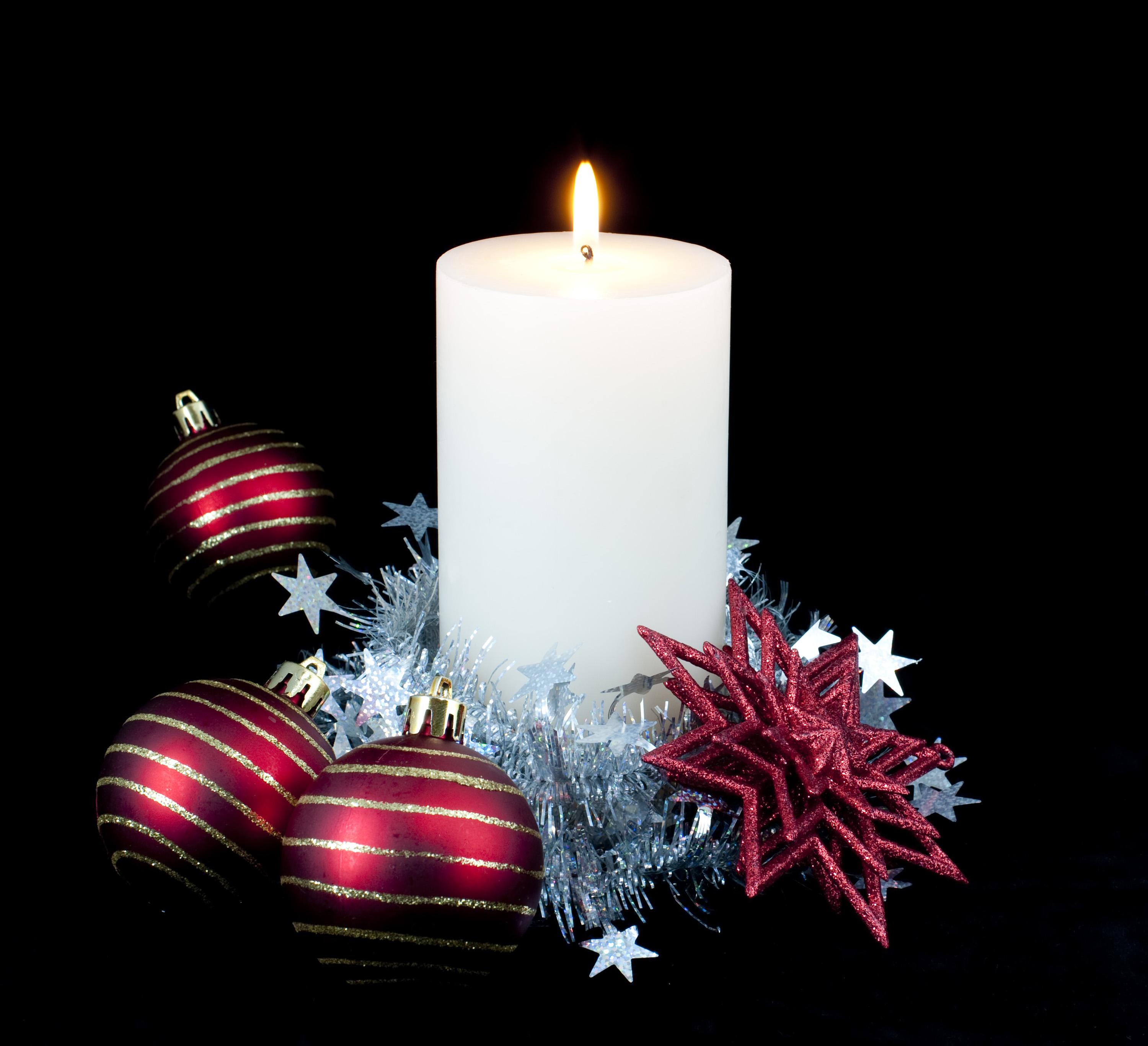 Photo of holiday candle and baubles | Free christmas images