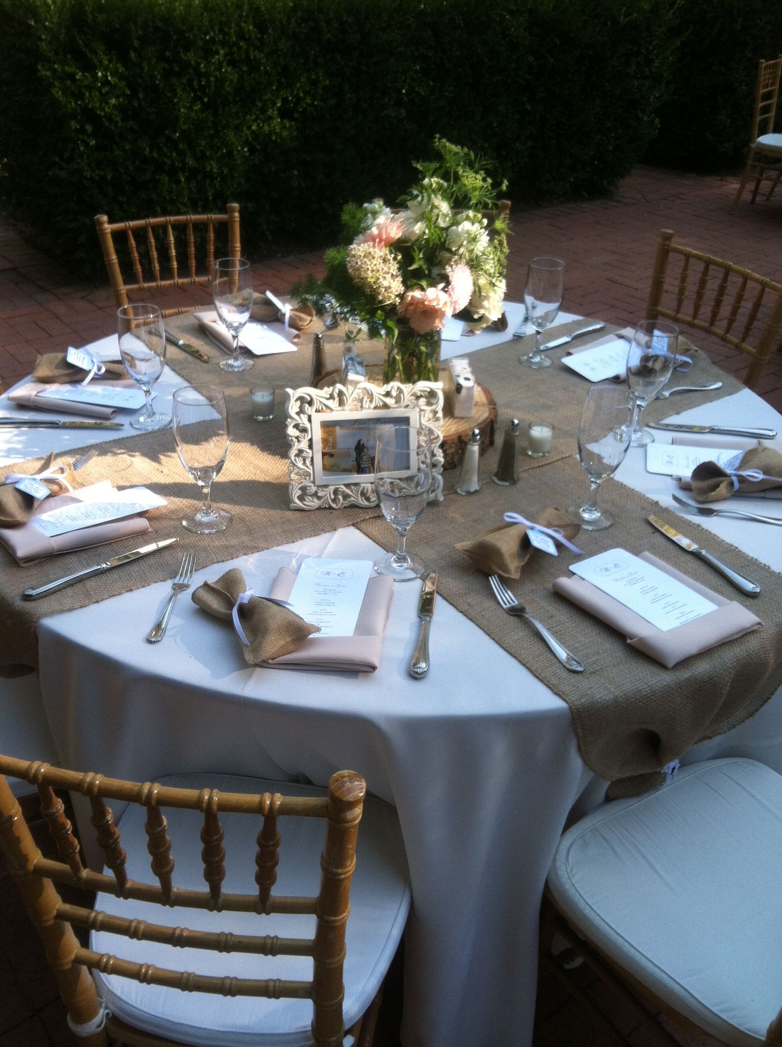 Rustic wedding tables are just amazing :) #Burlaptablerunners ...